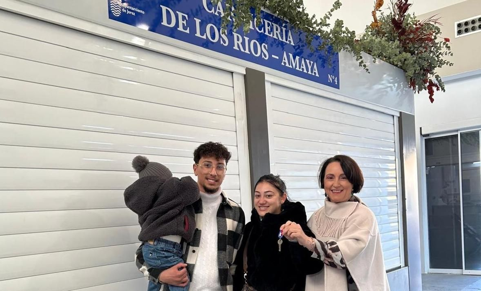 La delegada Nela García con la joven pareja de emprendedores que ha montado la carnicería en el Mercado Federico Mayo