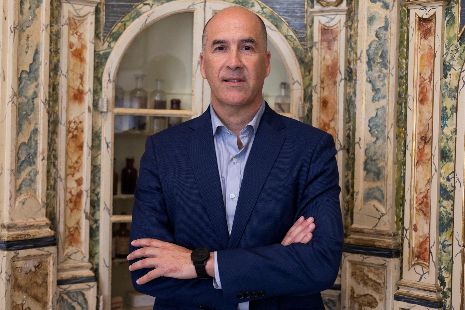 El presidente del Colegio de Farmacéuticos de Cádiz, Alberto Virués, en el museo de la sede colegial.