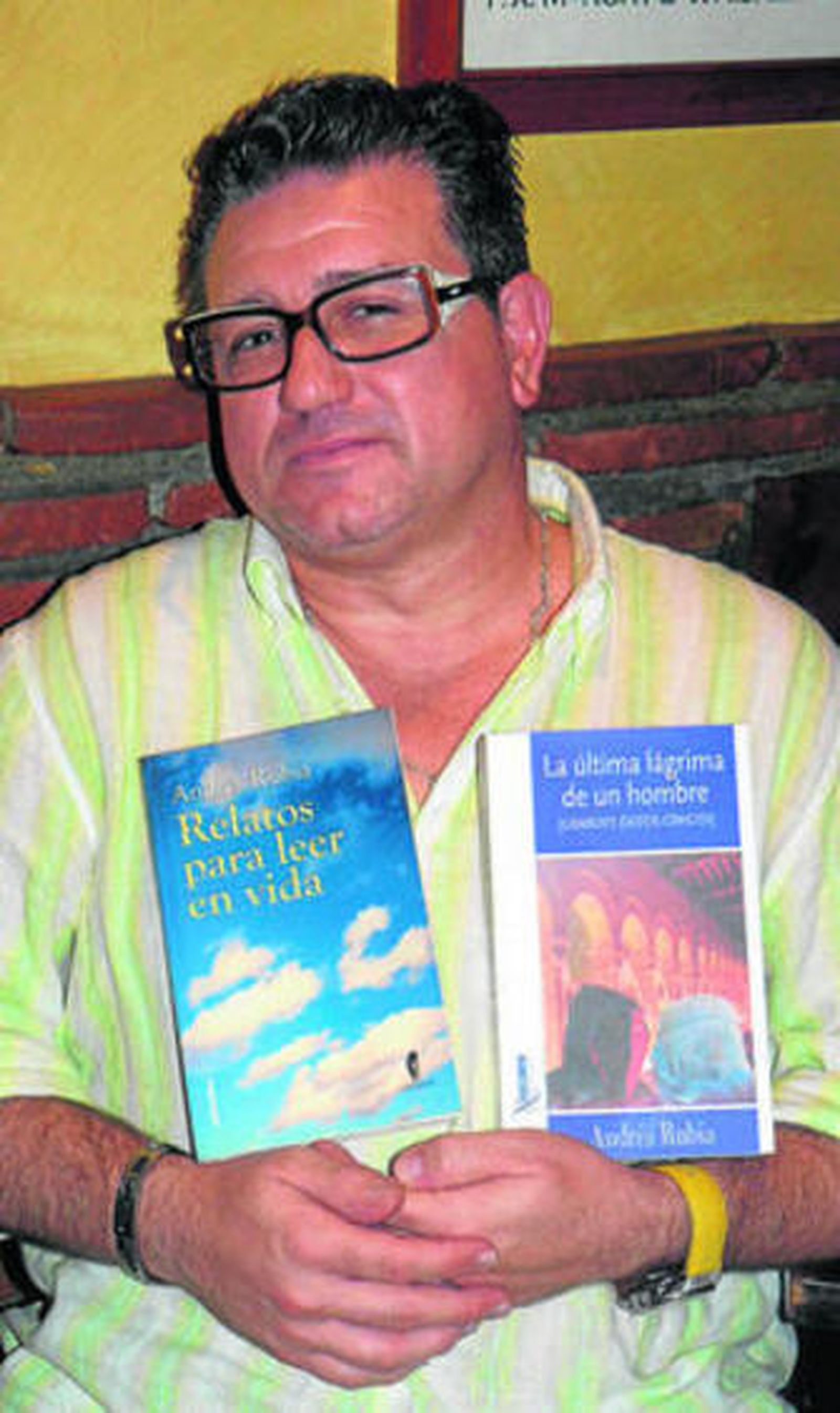 Andrés junto a sus dos primeras publicaciones.