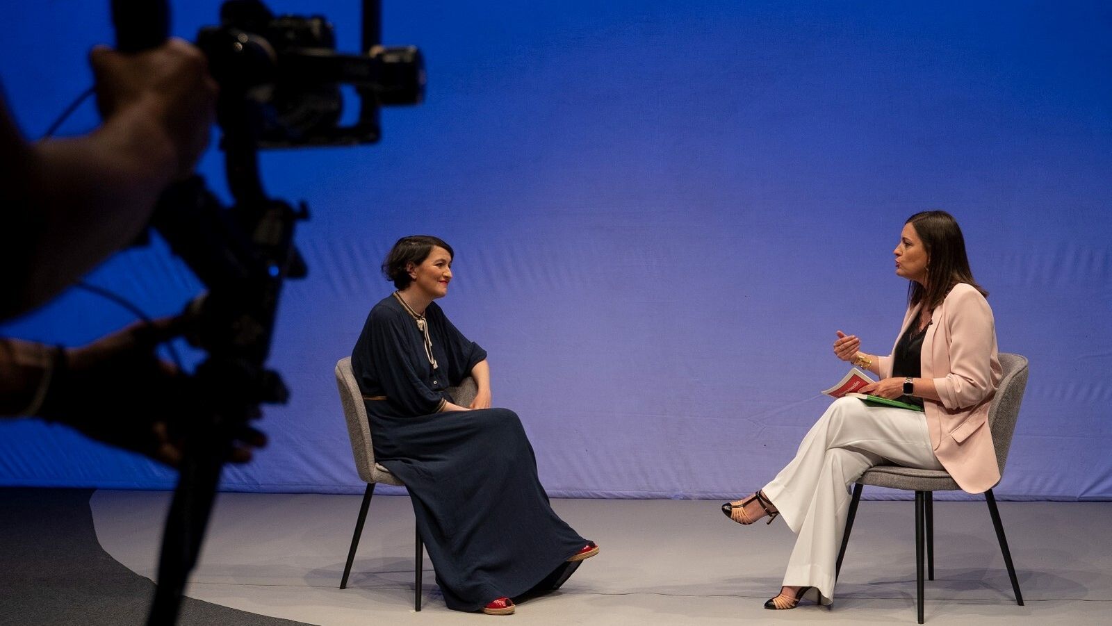 Izaskun Chinchilla, entrevistada por la alcaldesa, Patricia Cavada.
