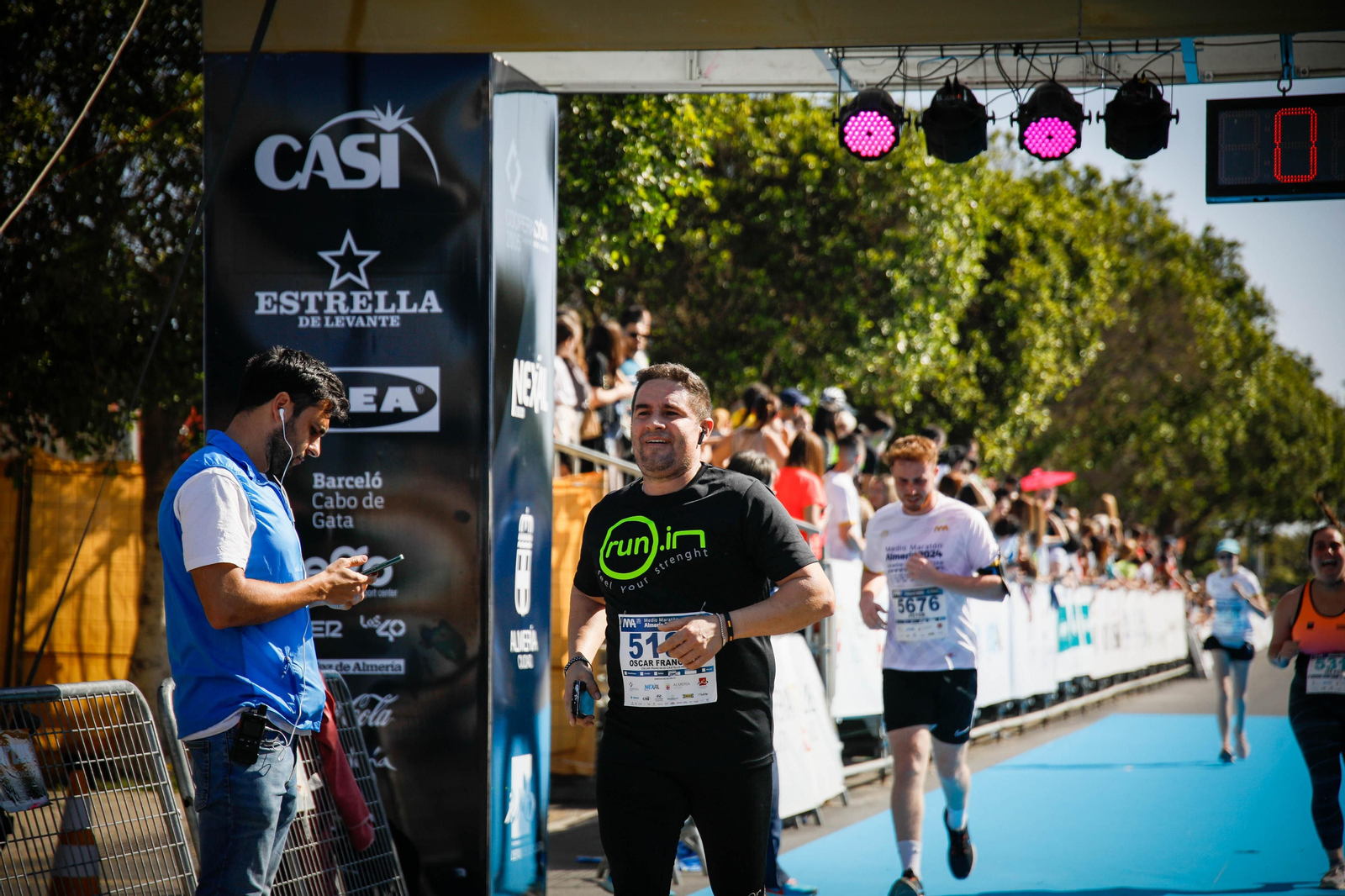 Imágenes de la llegada de la Media maratón Ciudad de Almería