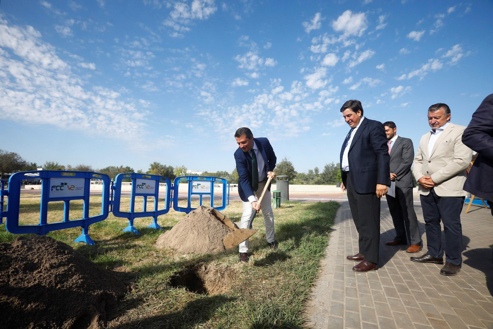Momento de la colocación de la primera piedra del tanque de tormentas.