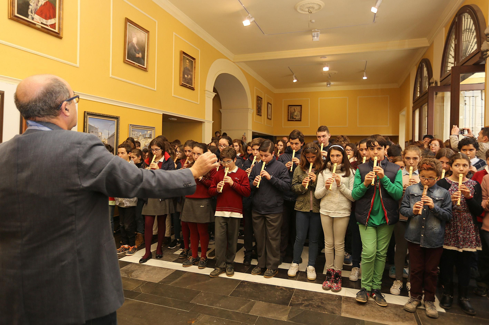 Momento de la actuación musical de los alumnos, ayer en el atrio del Ayuntamiento.