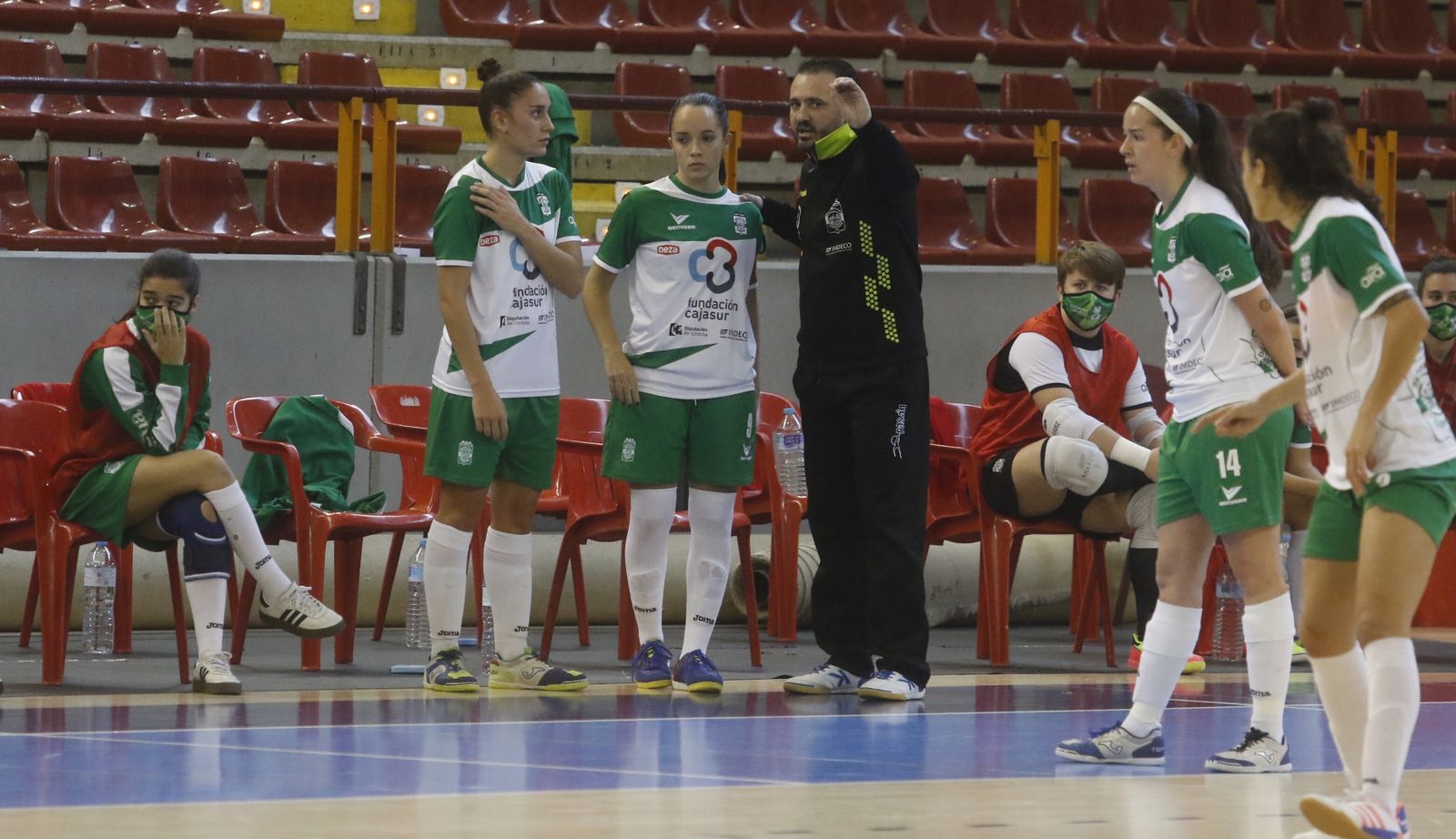 Juanma Cubero da instrucciones a sus jugadores antes de un cambio.