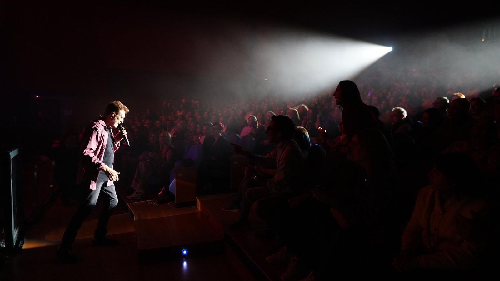 Manolo García, entre el público. Manolo García, entre el público.