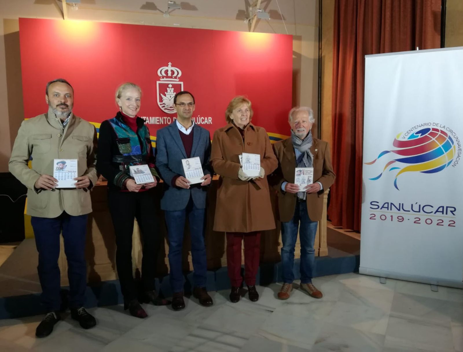 El alcalde y la Comisión Asesora del V Centenario han presentado el calendario junto a la pintora Uta Geub.