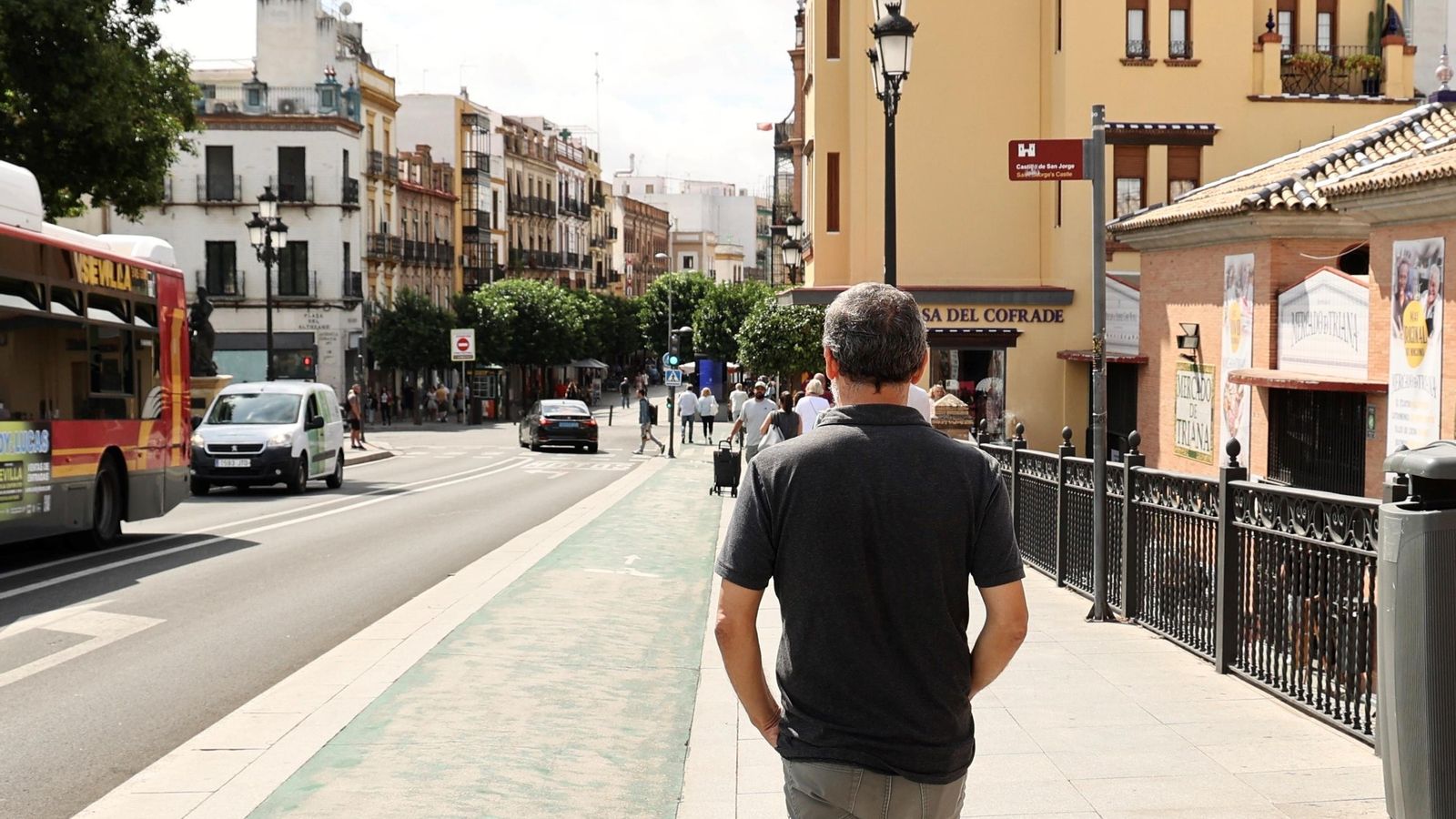 Eduardo Villalobo camina solo por el puente de Triana, la semana pasada.