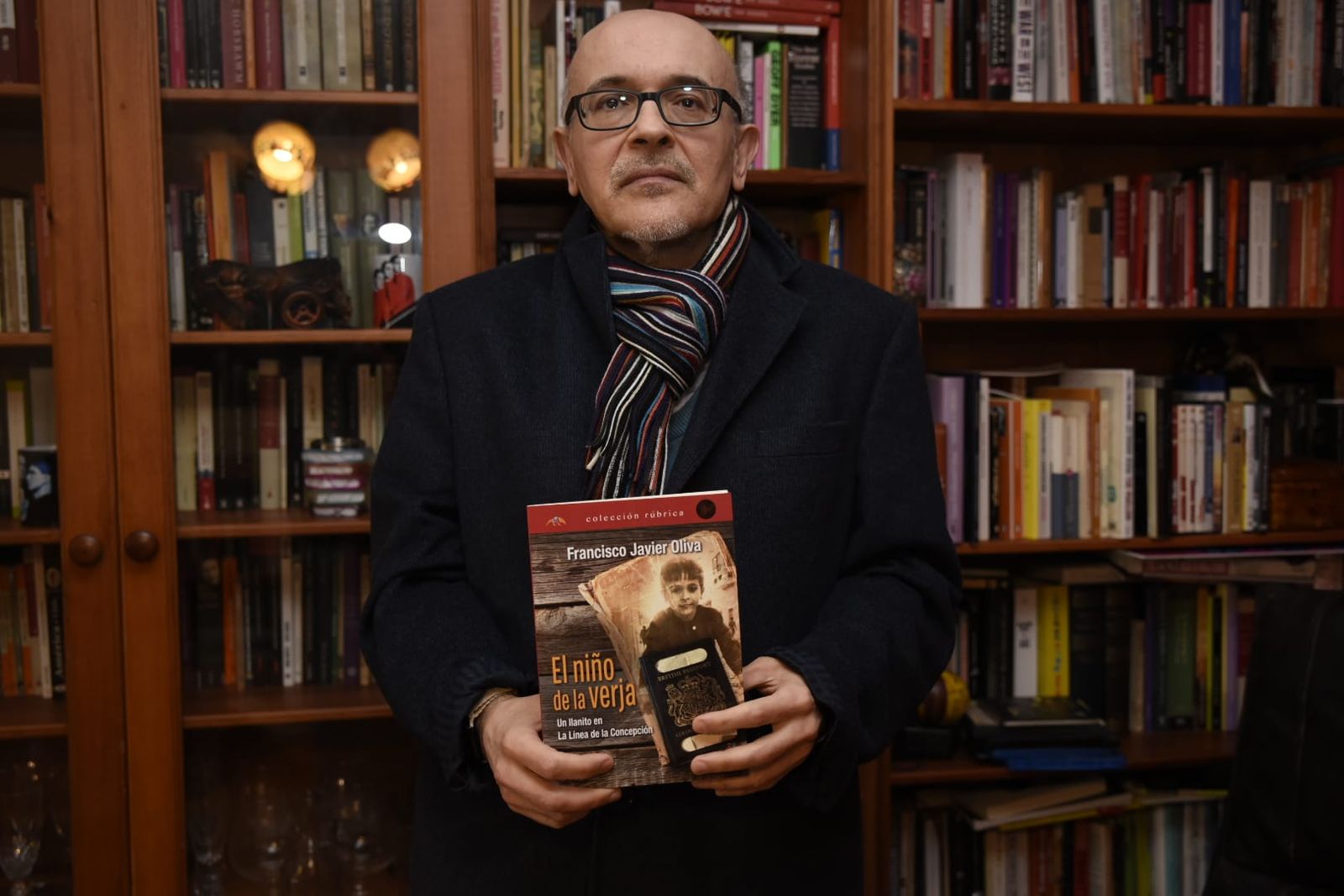 Francisco Oliva, con su obra entre las manos