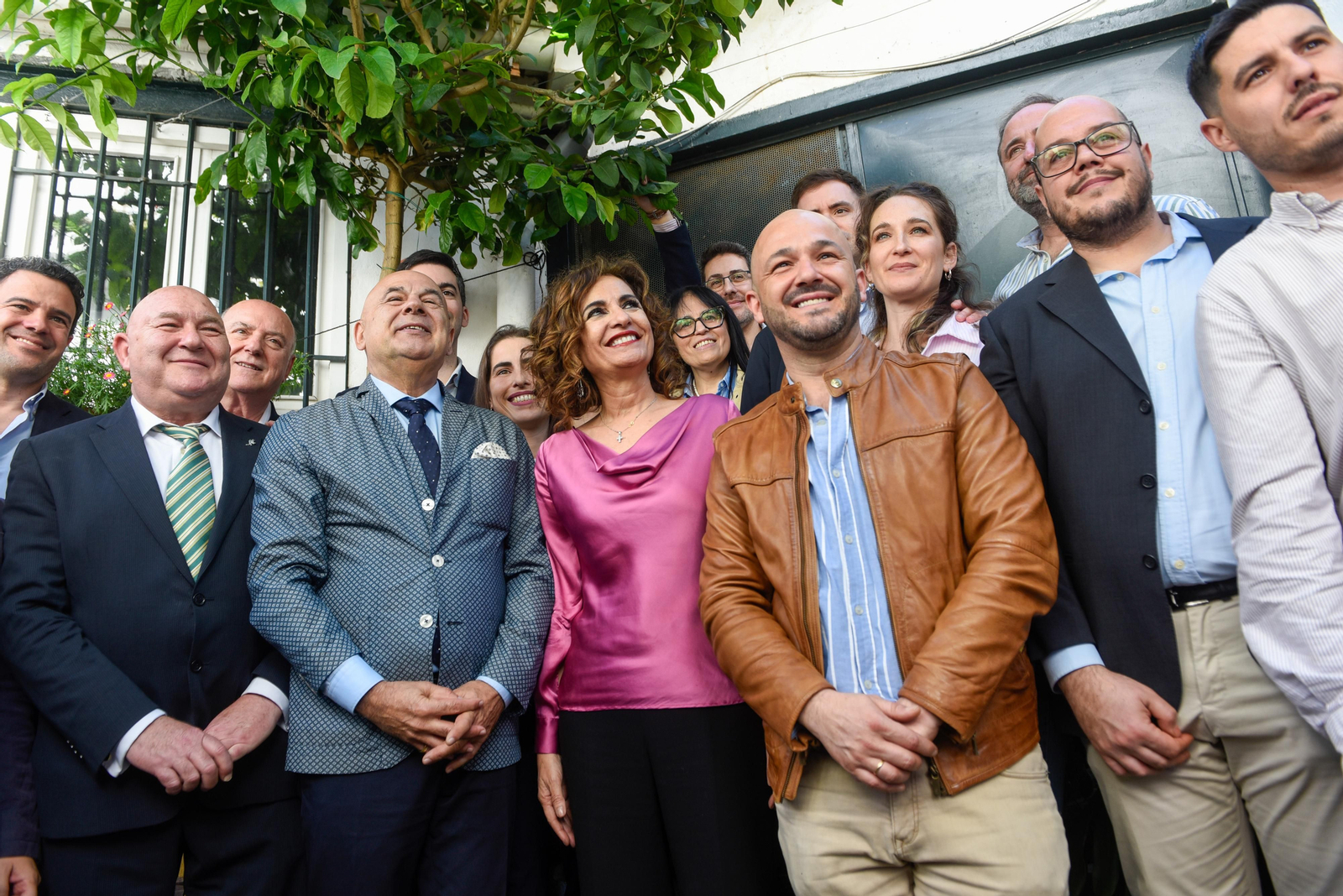La visita de María Jesús Montero a uno de los talleres de la Asociación Gremial Sevillana de Arte Sacro