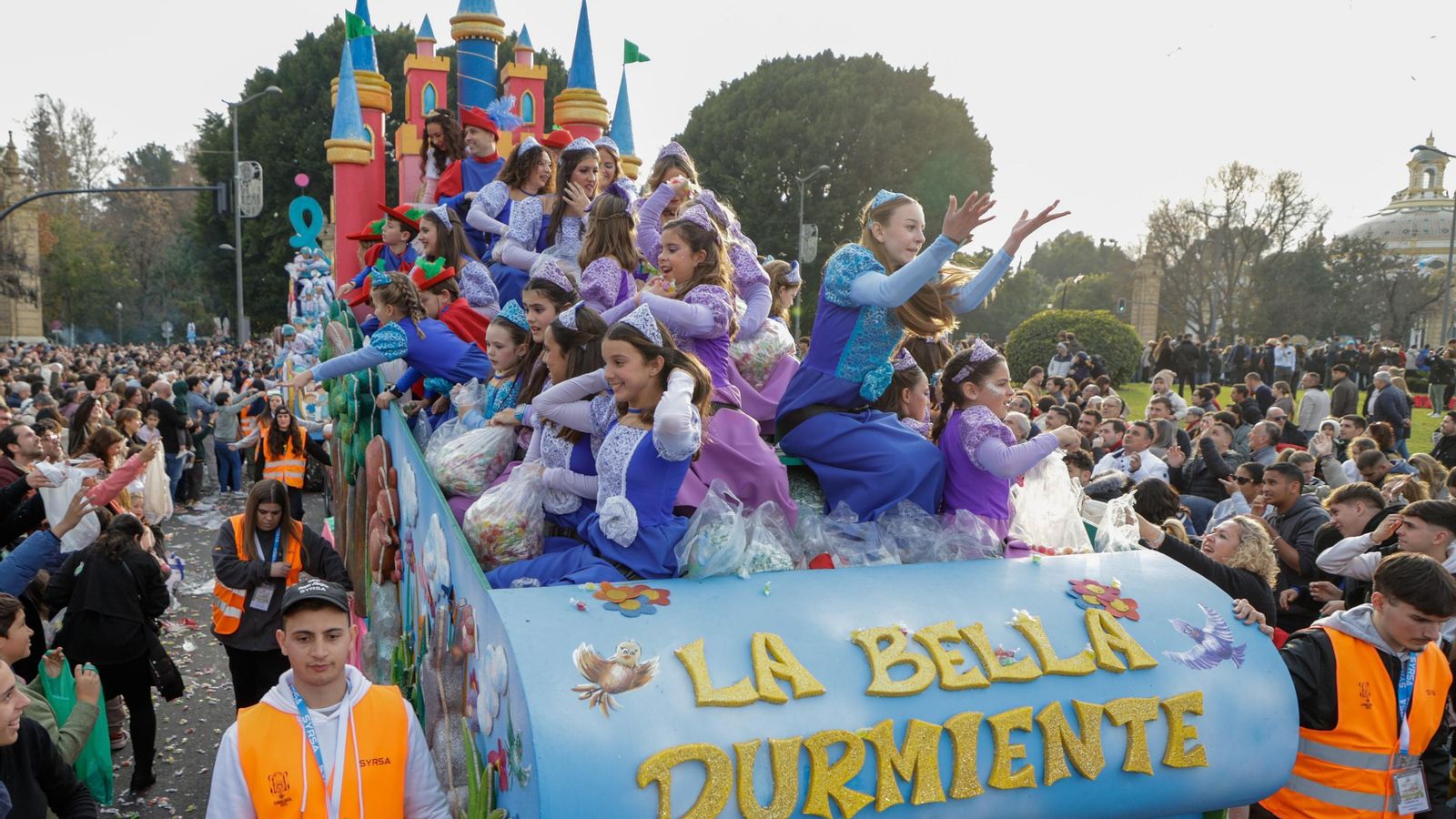 Las fotos de la ínsolita salida de los Reyes Magos del Ateneo un 4 de enero