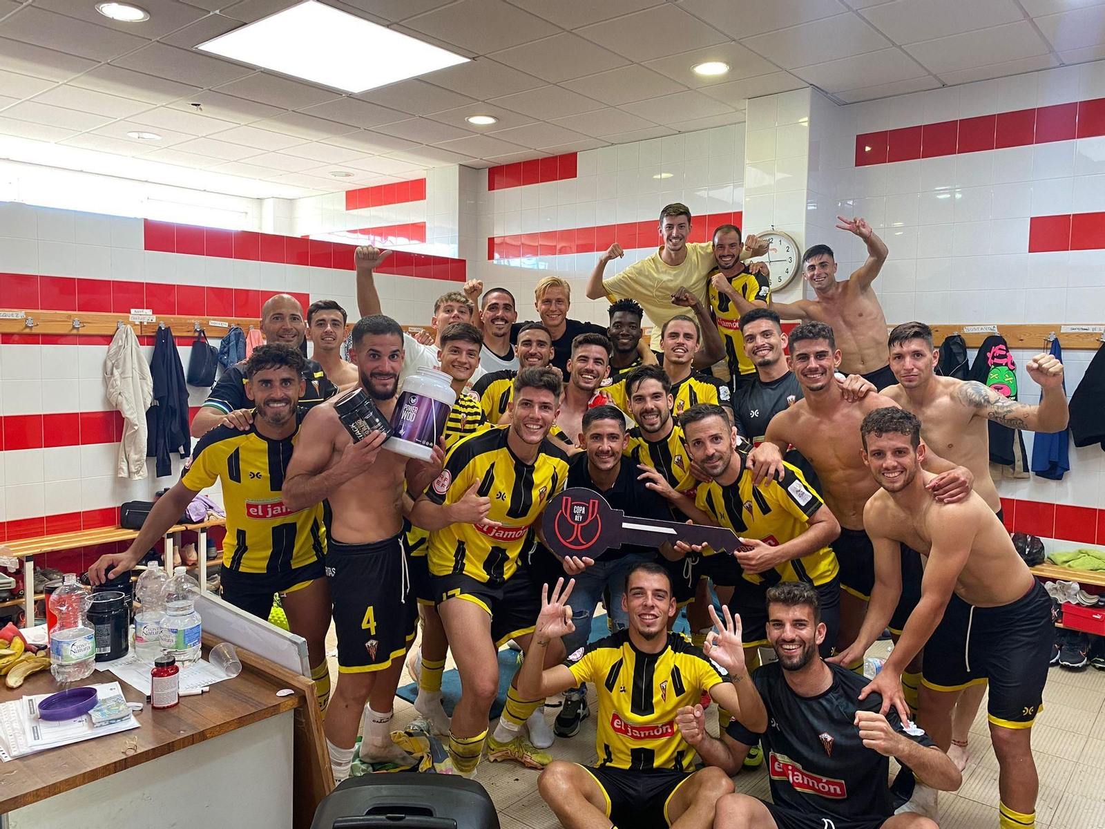Los jugadores celebran la clasificación para la Copa del Rey.