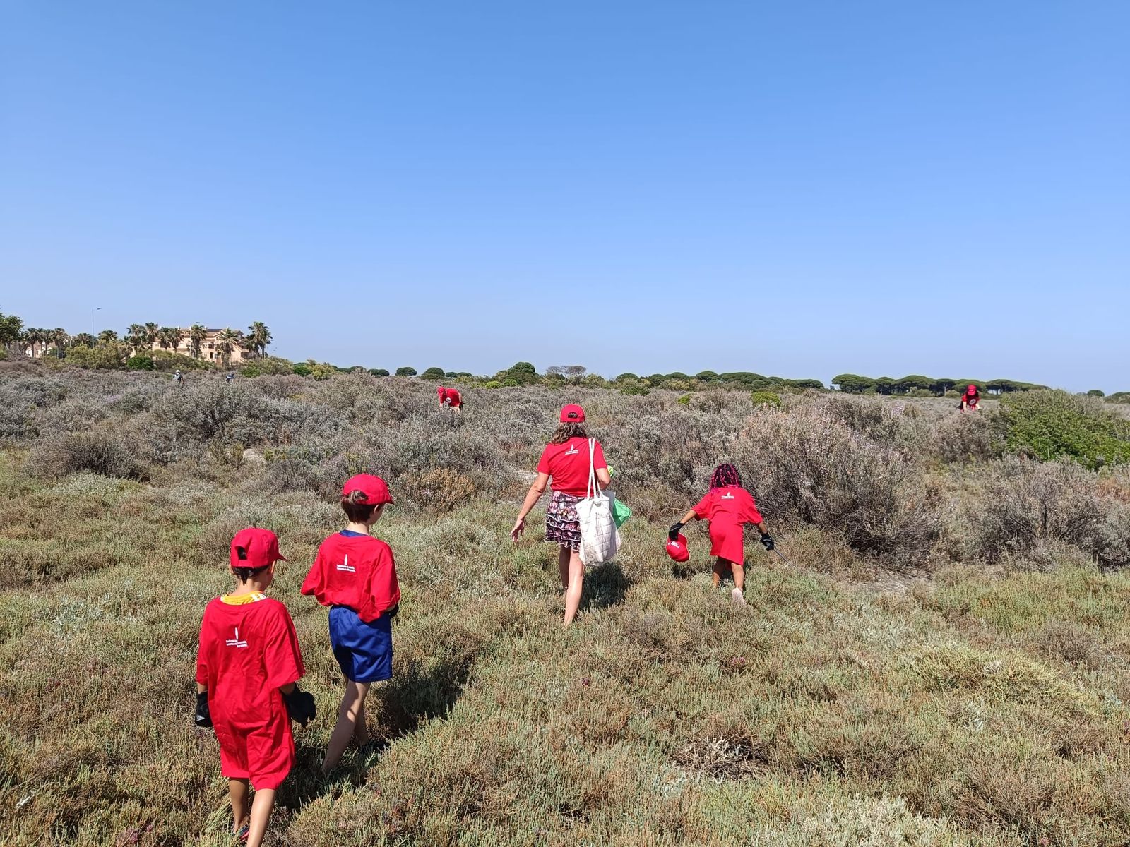 Voluntarios durante los trabajos de recogida de residuos.