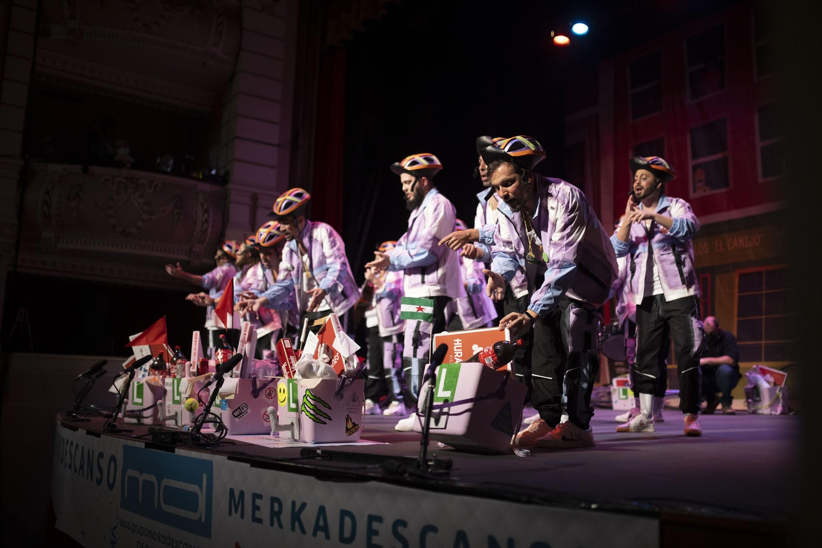 Imágenes de la actuación de la murga de Huelva '#QuedatEnCasa' en el Carnaval Colombino