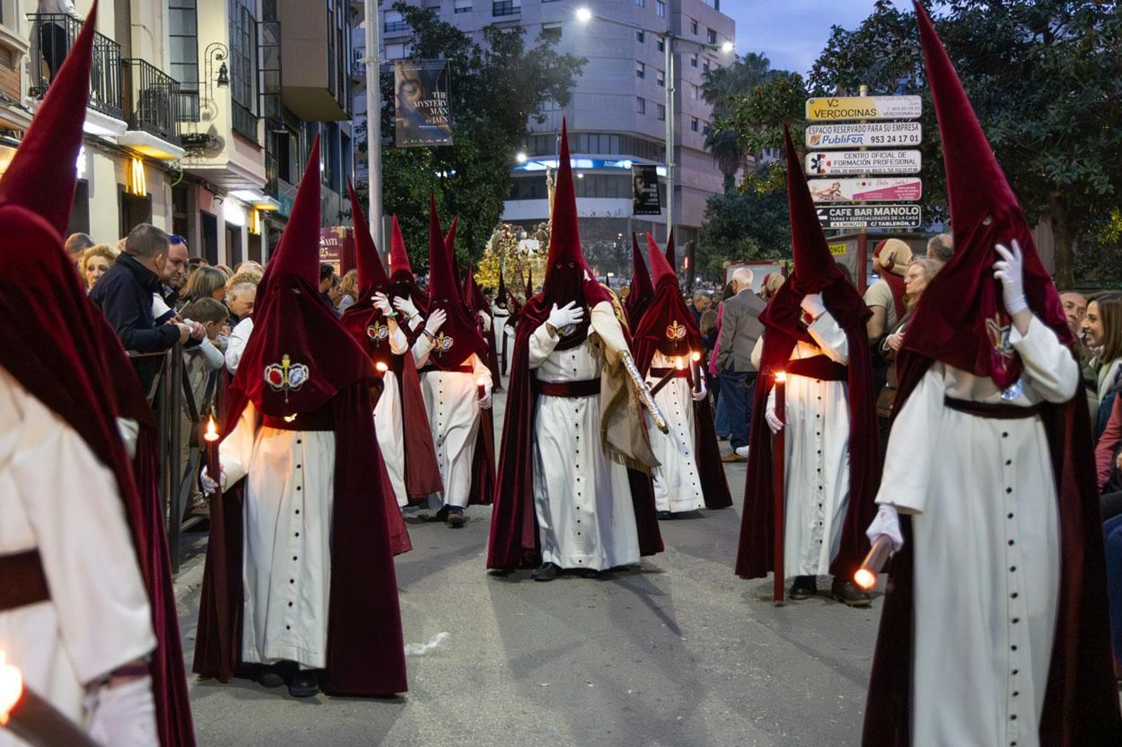Los jiennenses arropan a las tres cofradías de la tarde en un Domingo de Ramos más caluroso de lo esperado (II)