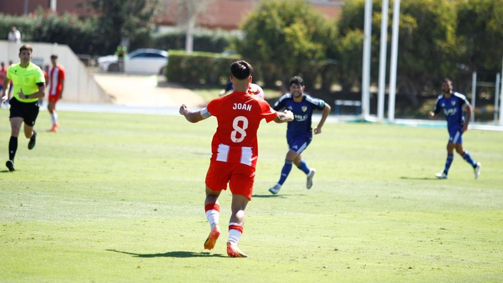 Joan control un balón con el pecho en el último partido en casa.