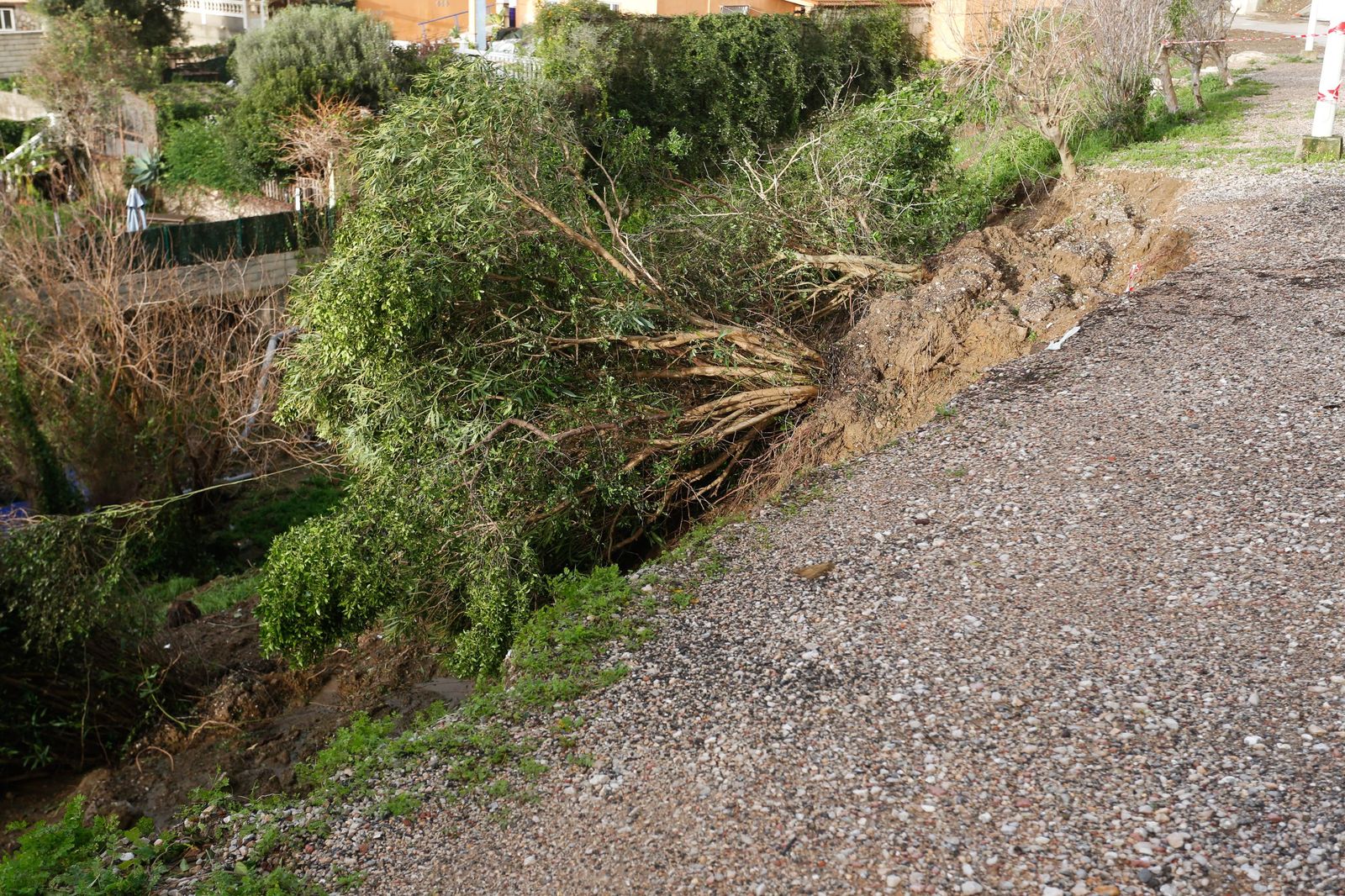 Las fotografías de los desprendimientos en varias calles de la urbanización El Faro, en Algeciras