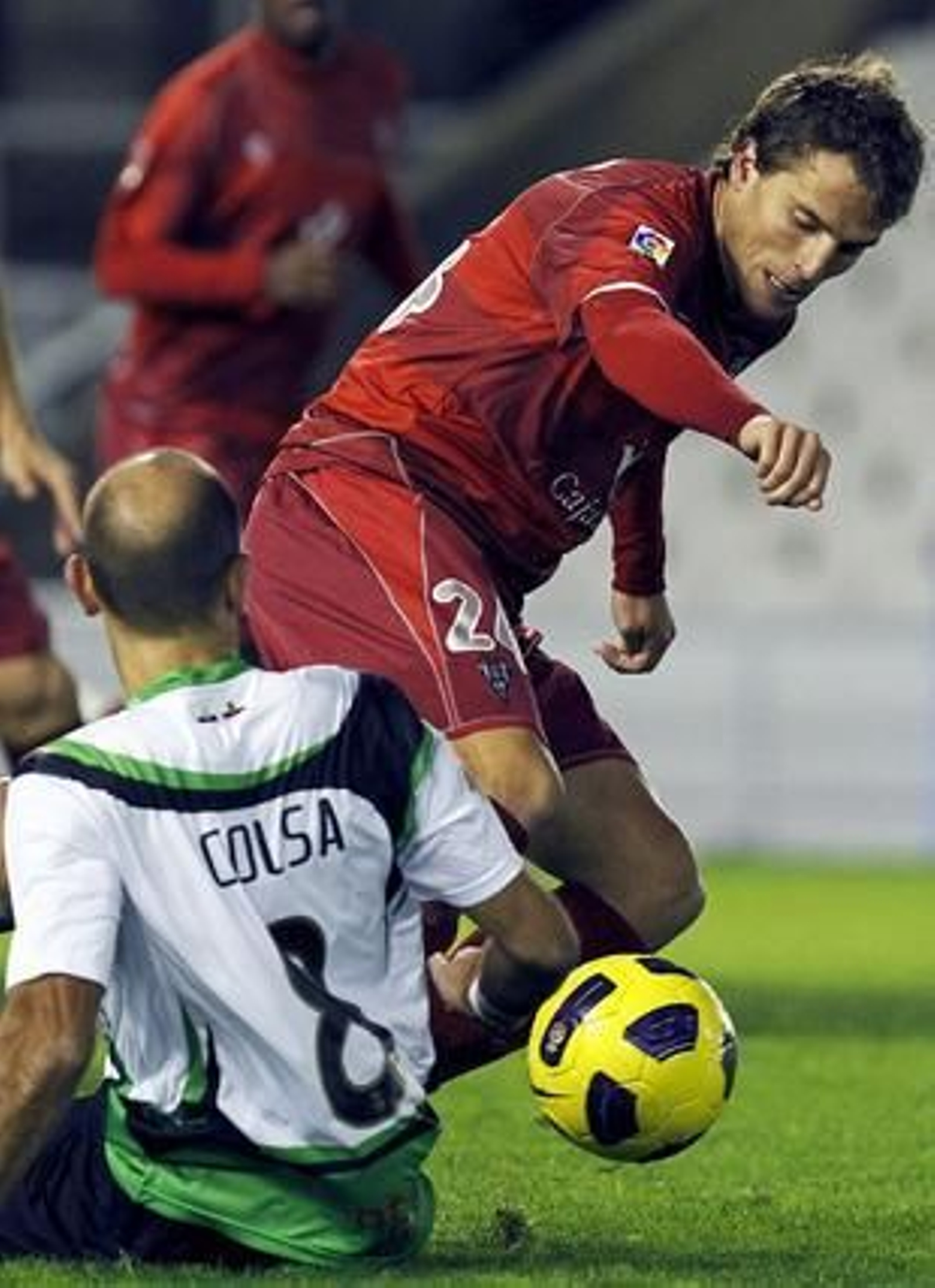 El Córdoba hace valer la renta de la ida y pasa a octavos de la Copa del Rey pese a perder  3-1 en Santander. / EFE