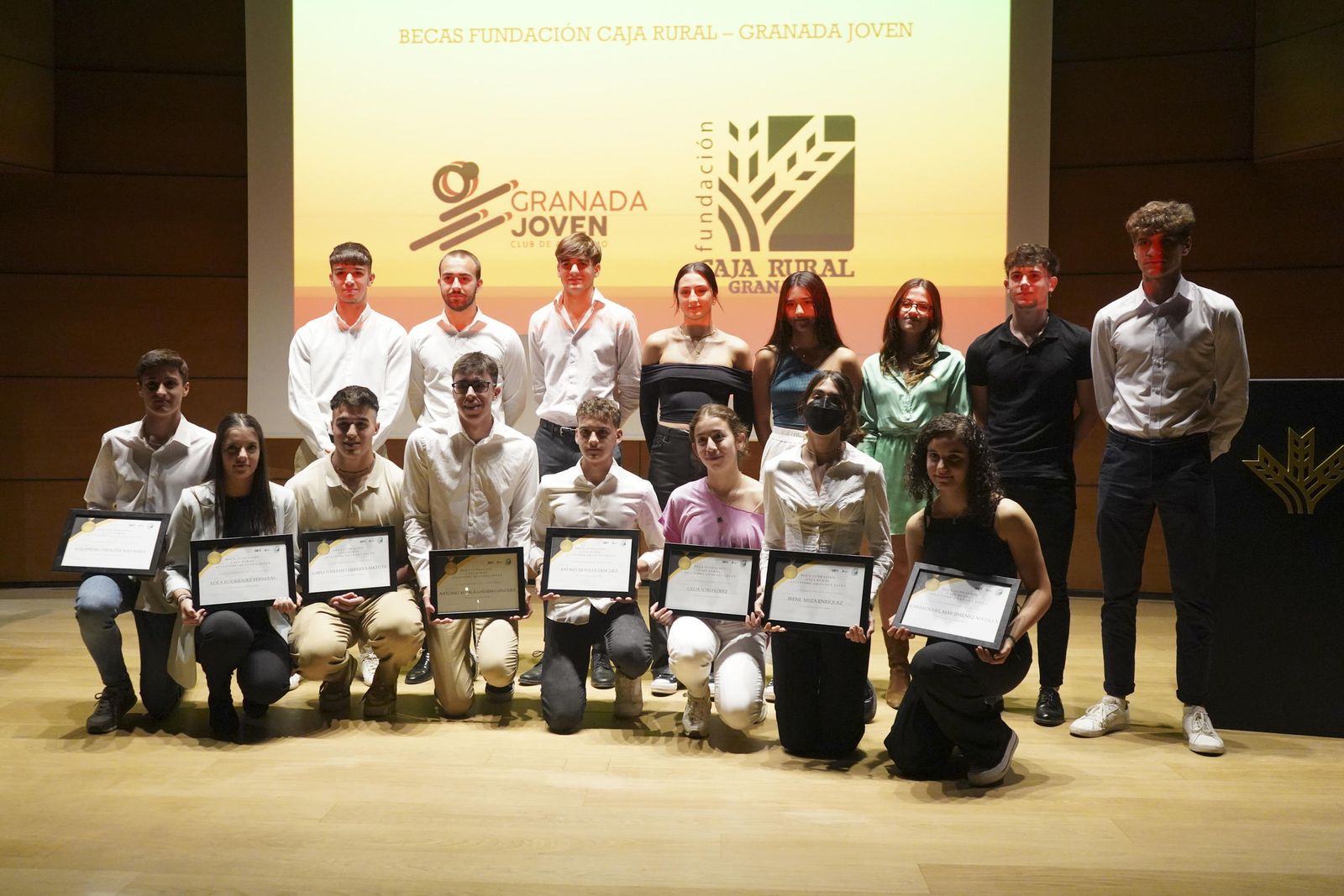 Foto de familia de todos los atletas becados