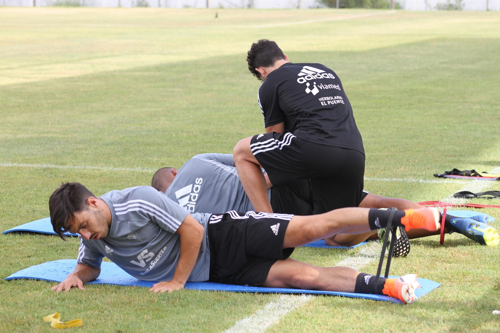 Carcelén realiza ejercicios en el césped.