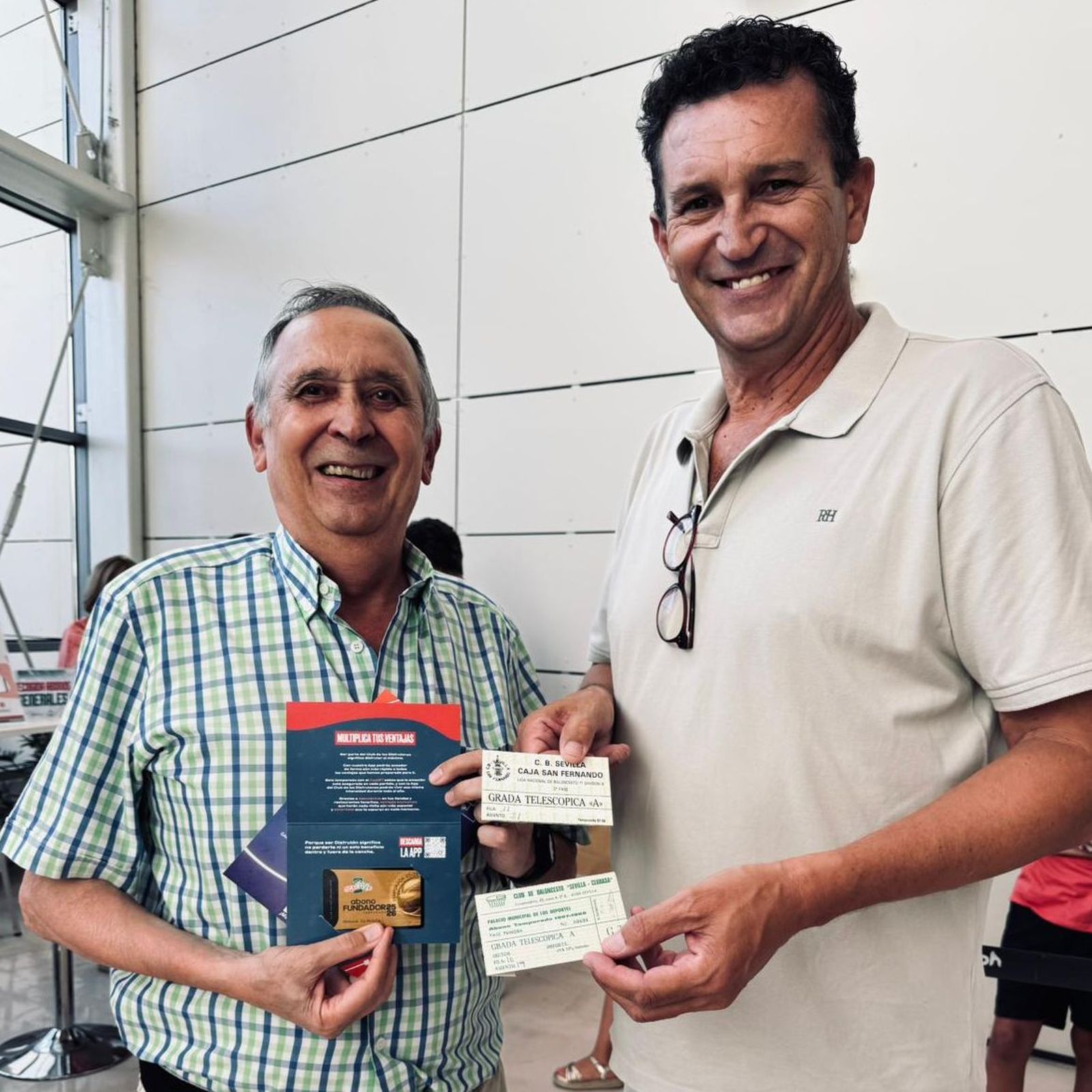 Raúl Pérez muestra el primer abono del Baloncesto Sevilla de un aficionado.