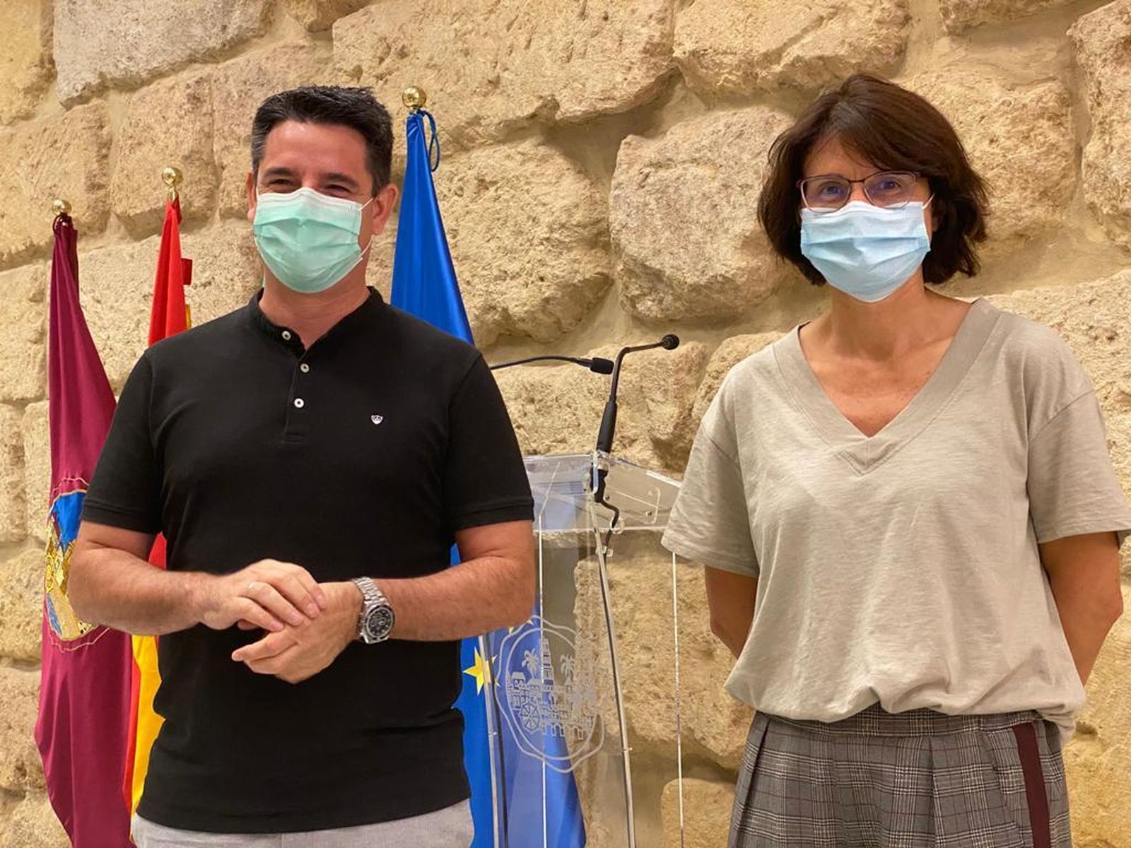 Pedro García y Amparo Pernichi en rueda de prensa