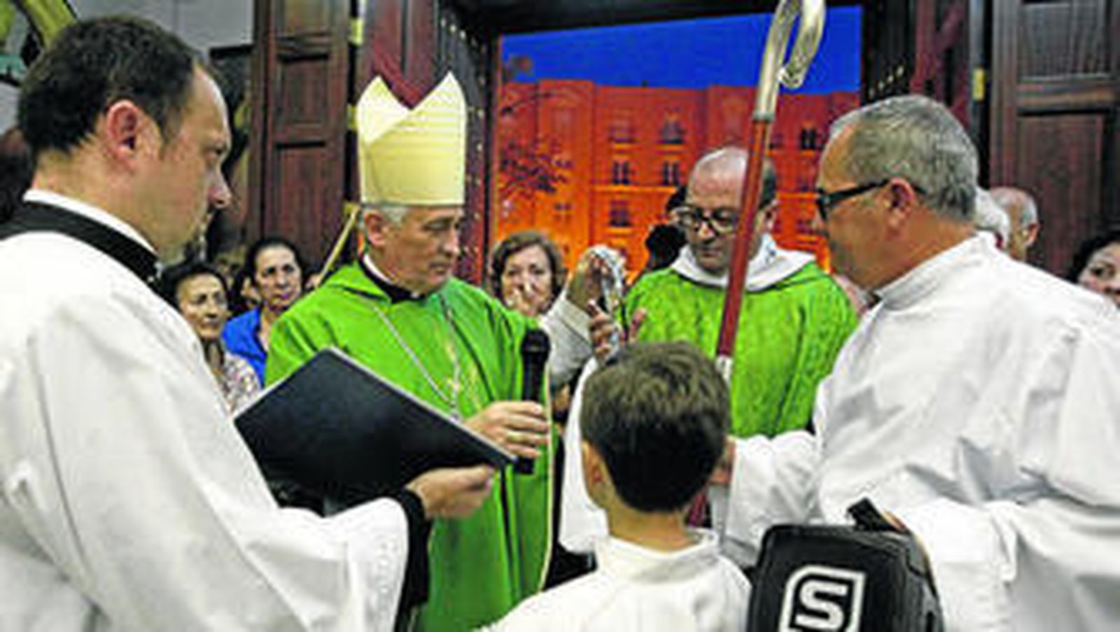 Rafael Zornoza entrega las llaves del templo a Juan Carlos Pérez Jiménez.