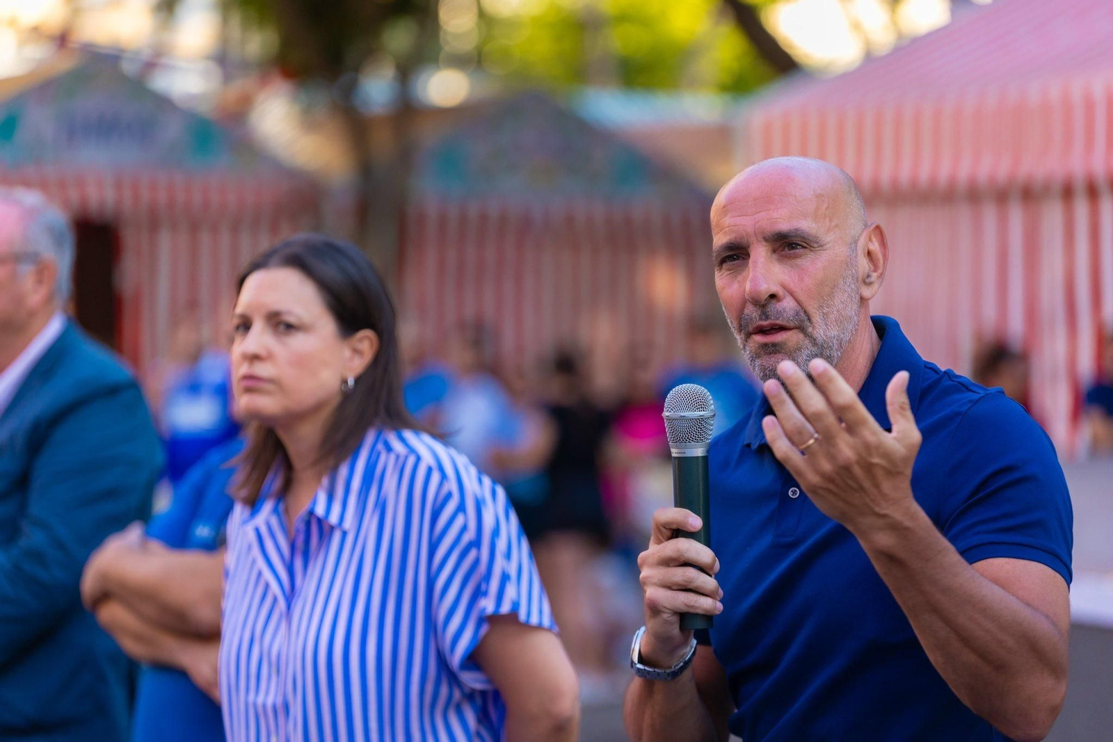 Monchi se dirige a los aficionados del San Fernando junto a la alcaldesa Patricia Cavada.