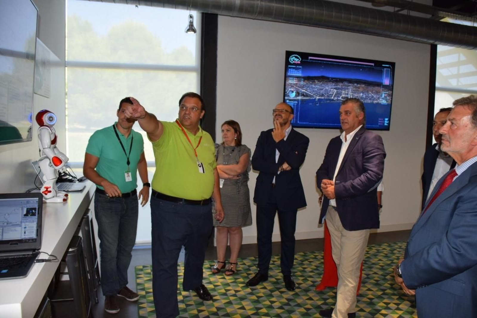 El consejero de Empleo, Javier Carnero, ayer en su visita a una de las sedes de Accenture en Málaga.