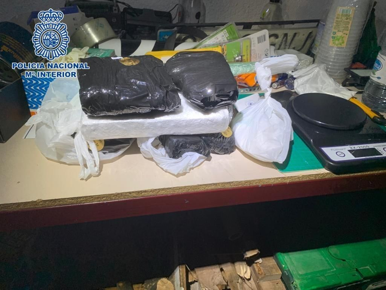 Droga y material incautado por la Policía Nacional y la Guardia Civil.