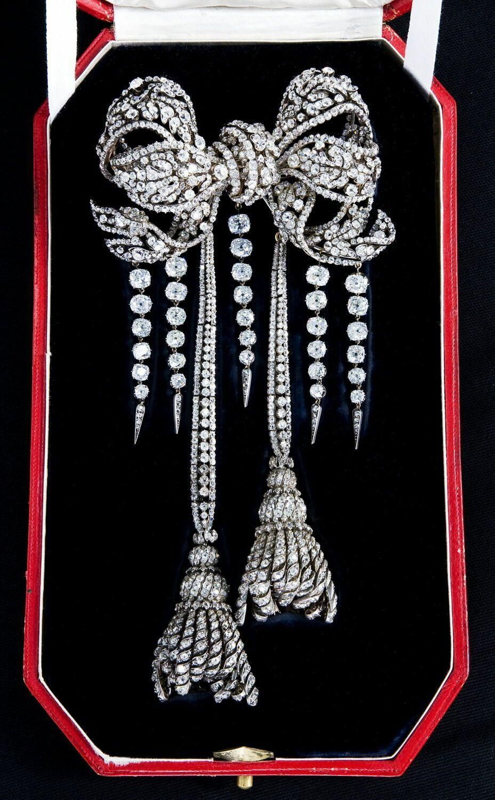 El broche de la emperatriz Eugenia, uno de los objetos robados del Museo del Louvre.