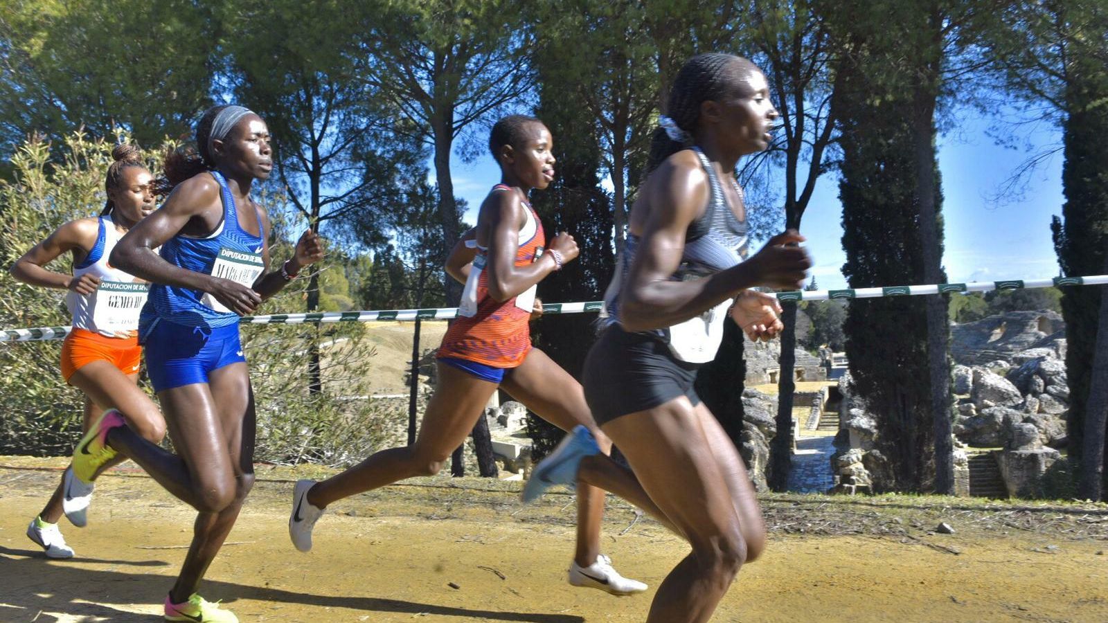 Obiri encabeza la prueba por delante de Chebet y Chelimo.