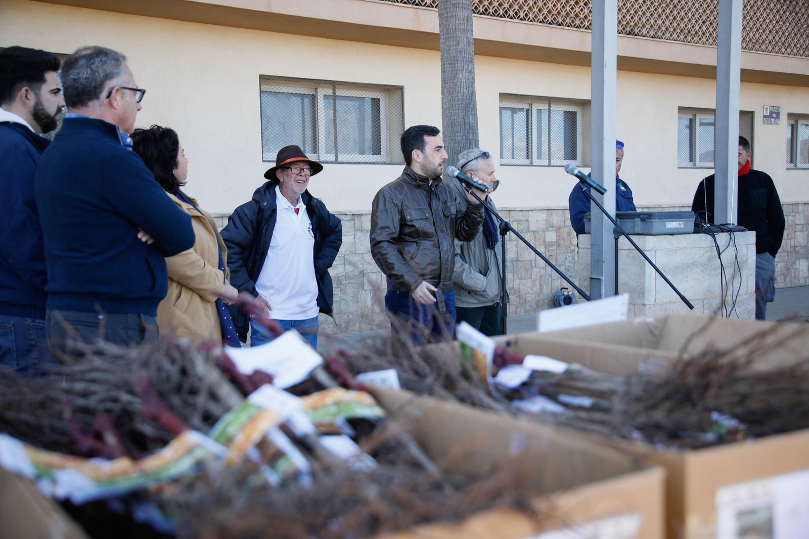 Imágenes del reparto de Parras en Alhama de Almería
