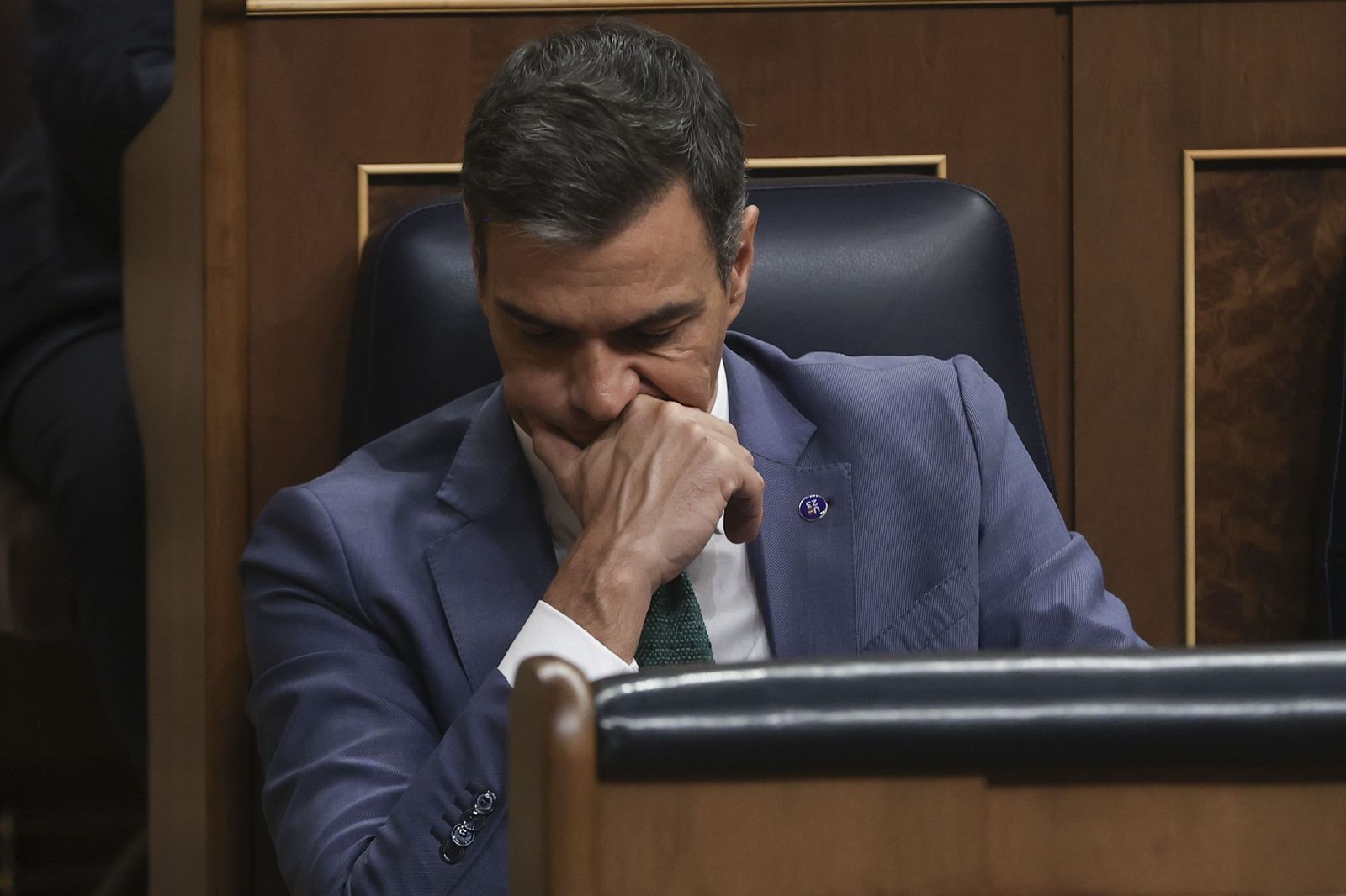 Pedro Sánchez, en su escaño, durante el debate de investidura de Alberto Núñez Feijóo.
