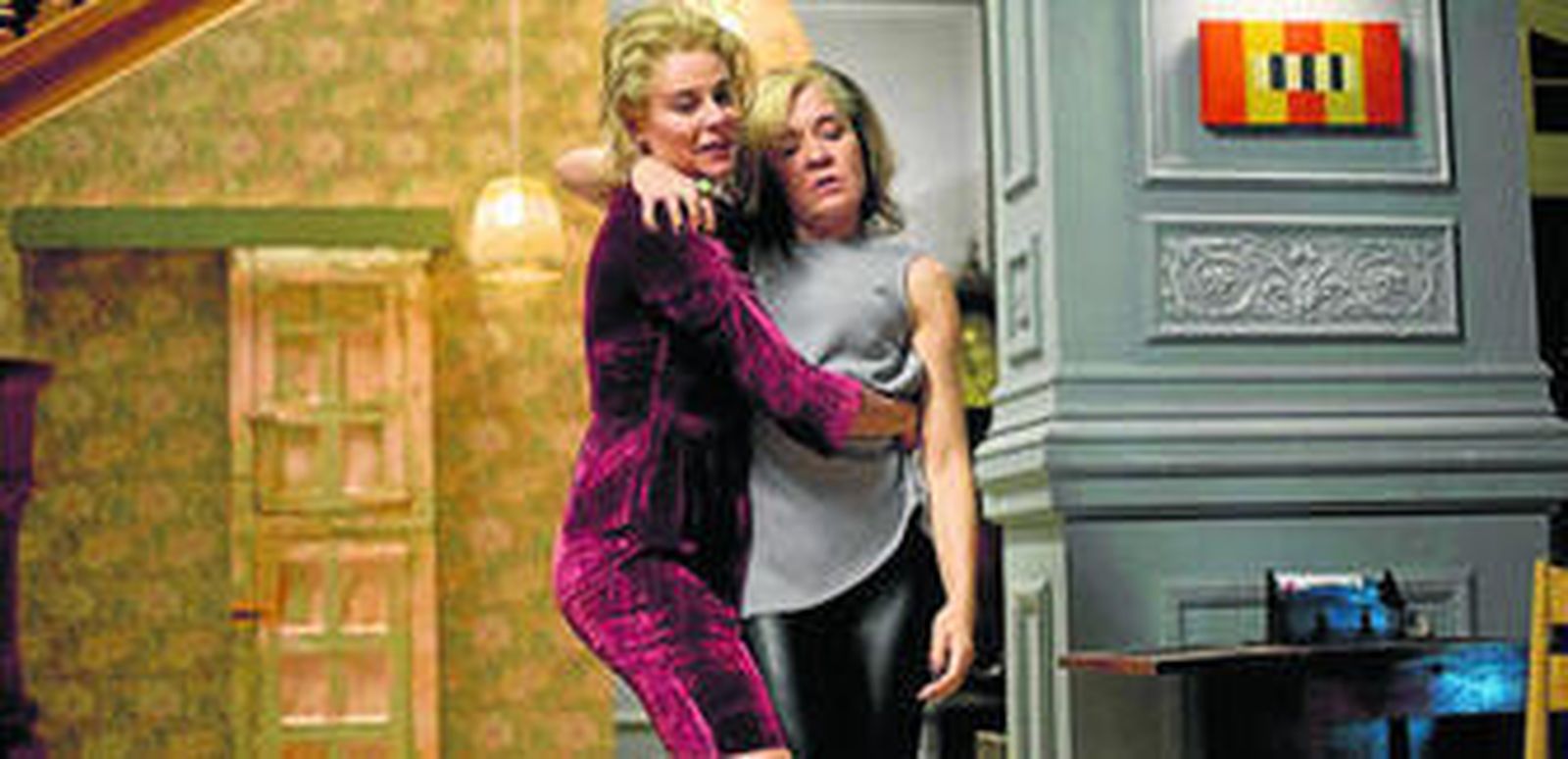 Belén Rueda y María Pujalte en 'La noche que mi madre mató a mi padre', de Inés París.