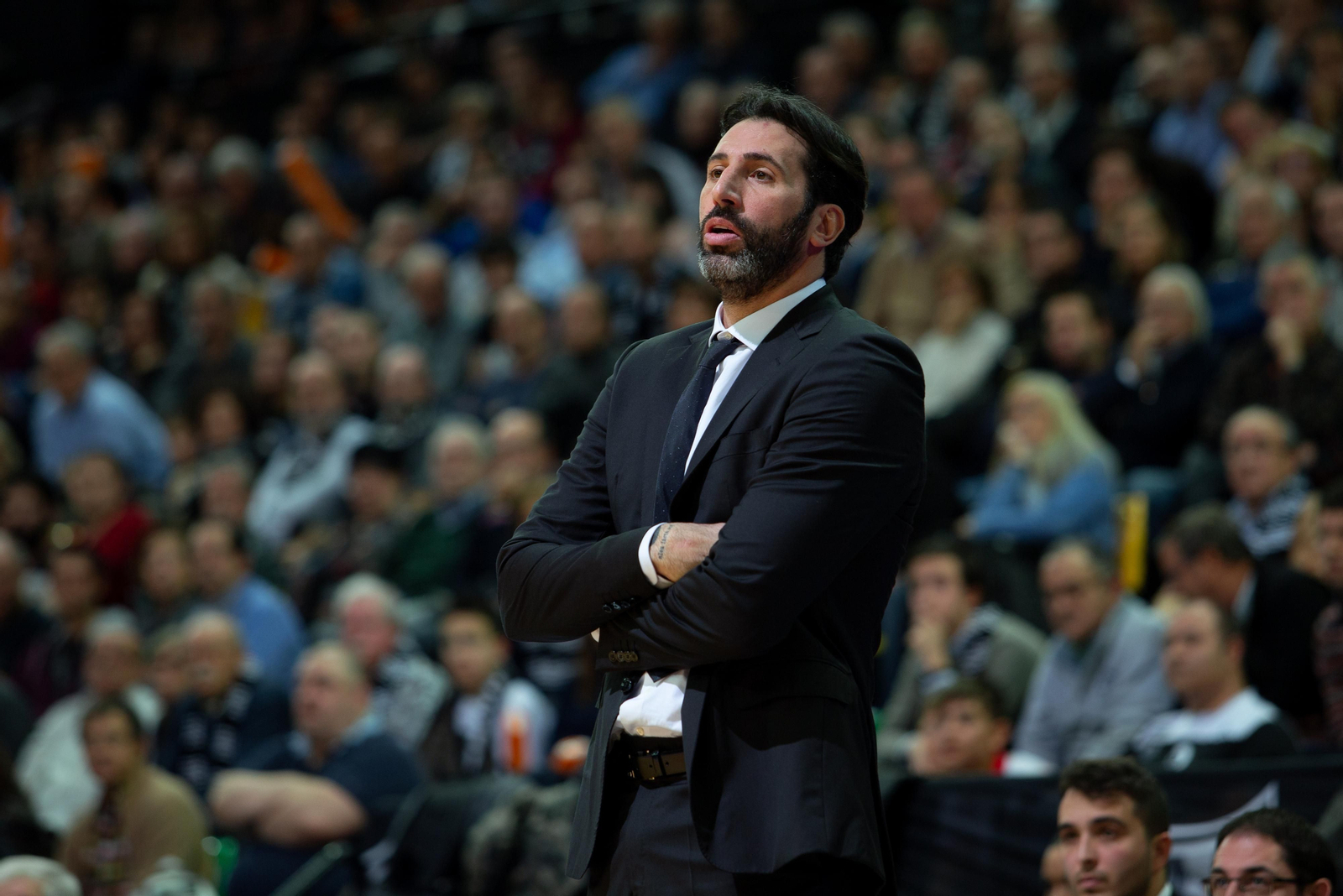 Mumbrú contempla un partido en Miribilla.