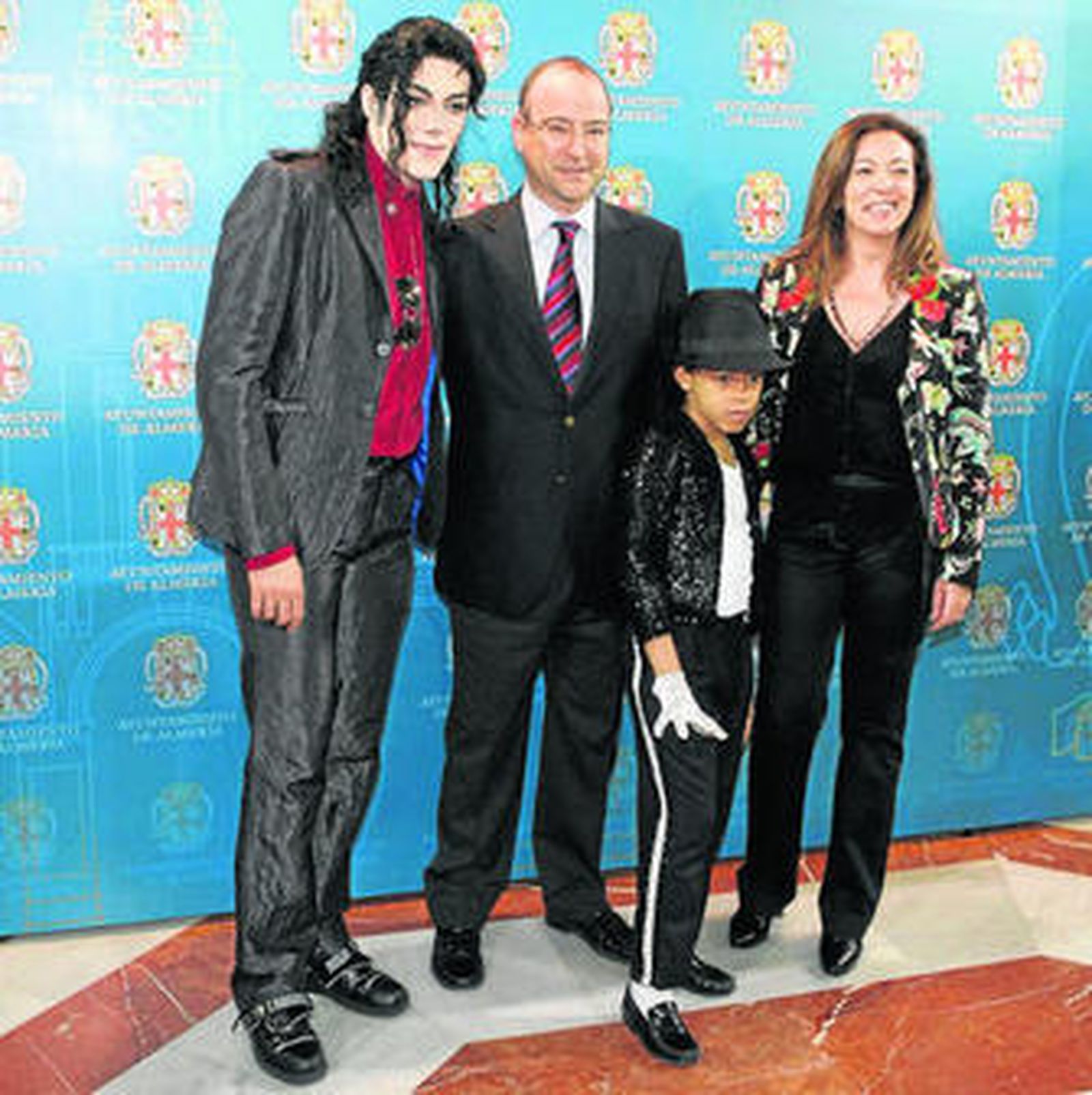 Luis Rogelio Rodríguez con la concejala Lola de Haro y Fran Jackson y el pequeño David García.