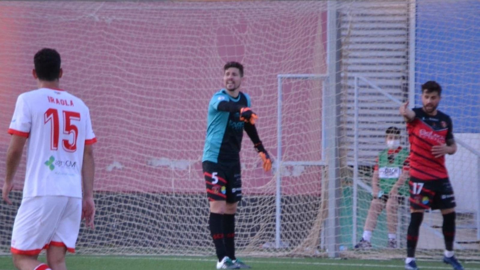 Edu Chía, bajo palos, tras la expulsión de Álvaro García.