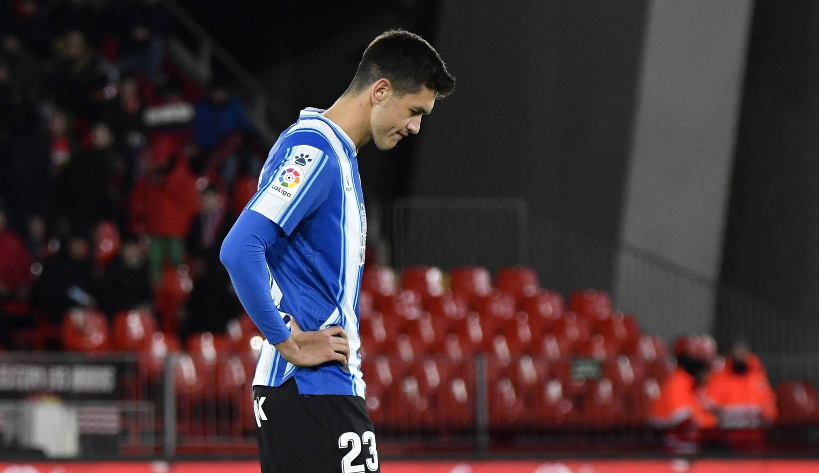 César Montes, en Almería con la camiseta del Espanyol