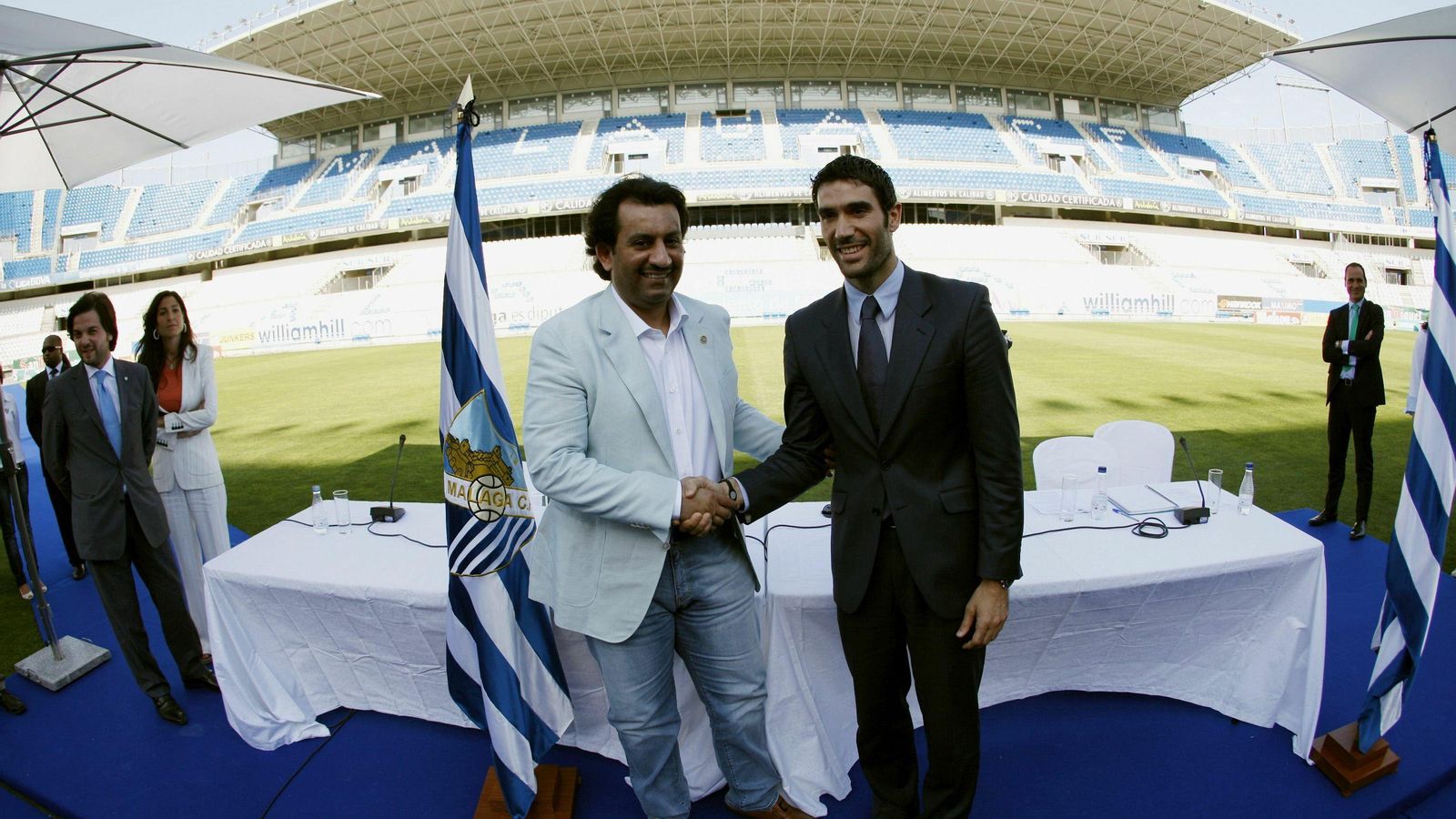 Al-Thani y Sanz escenifican el cambio de manos.