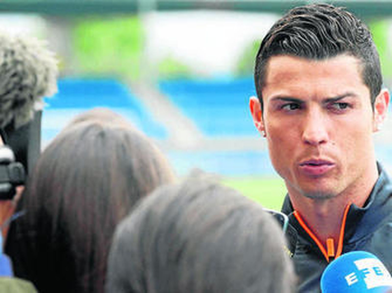 Cristiano Ronaldo atiende a los numerosos medios de comunicación presentes ayer en Valdebebas.