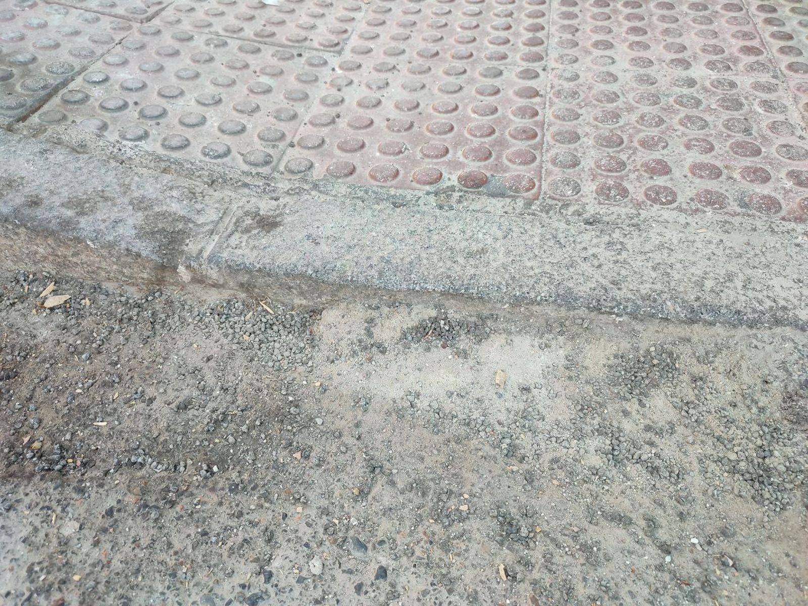 Almuñécar Unida para la Gente (IU) pide acabar con los obstáculos a la movilidad