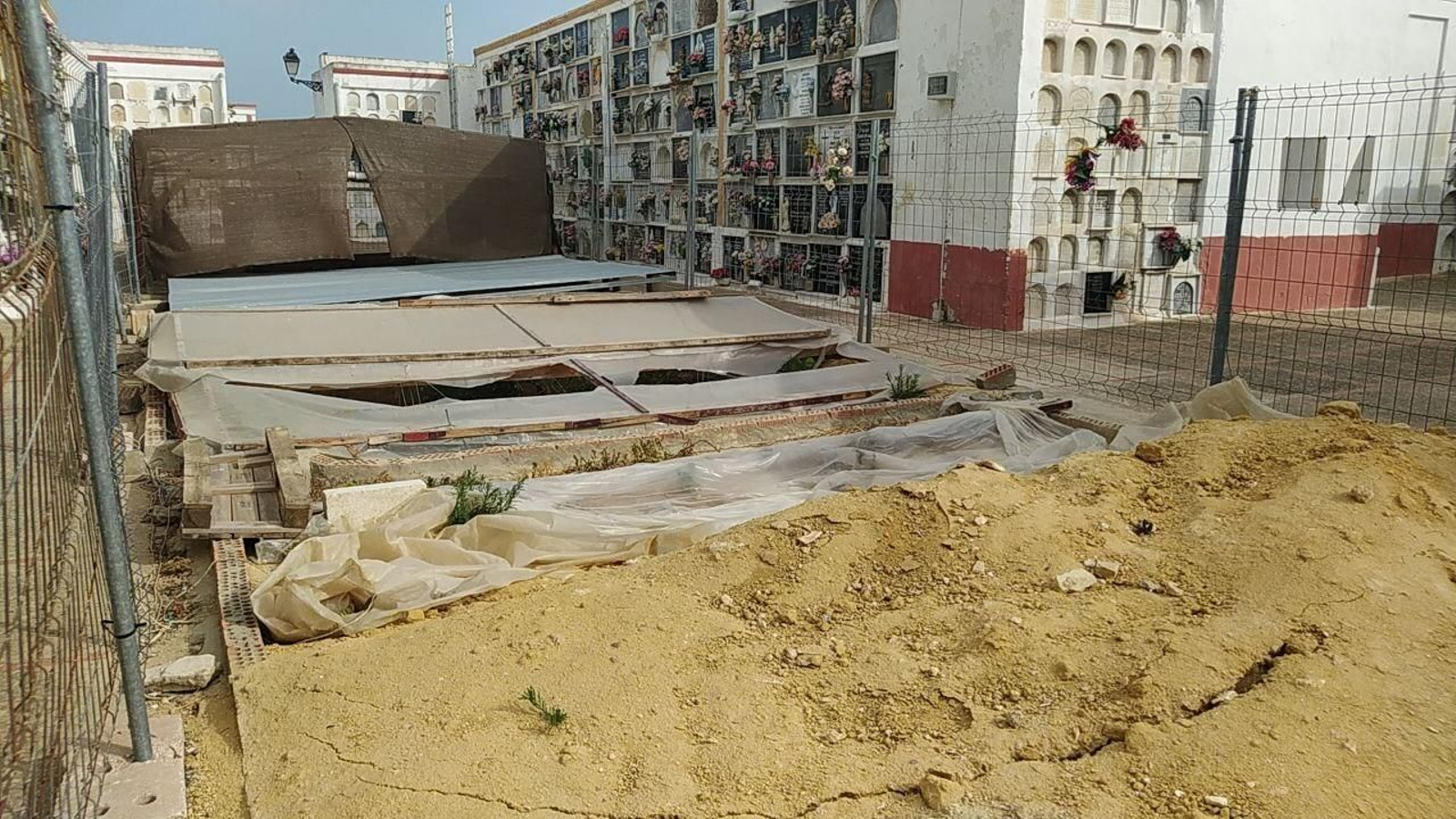 Aspecto del cementerio de San Fernando con las fosas comunes excavadas.