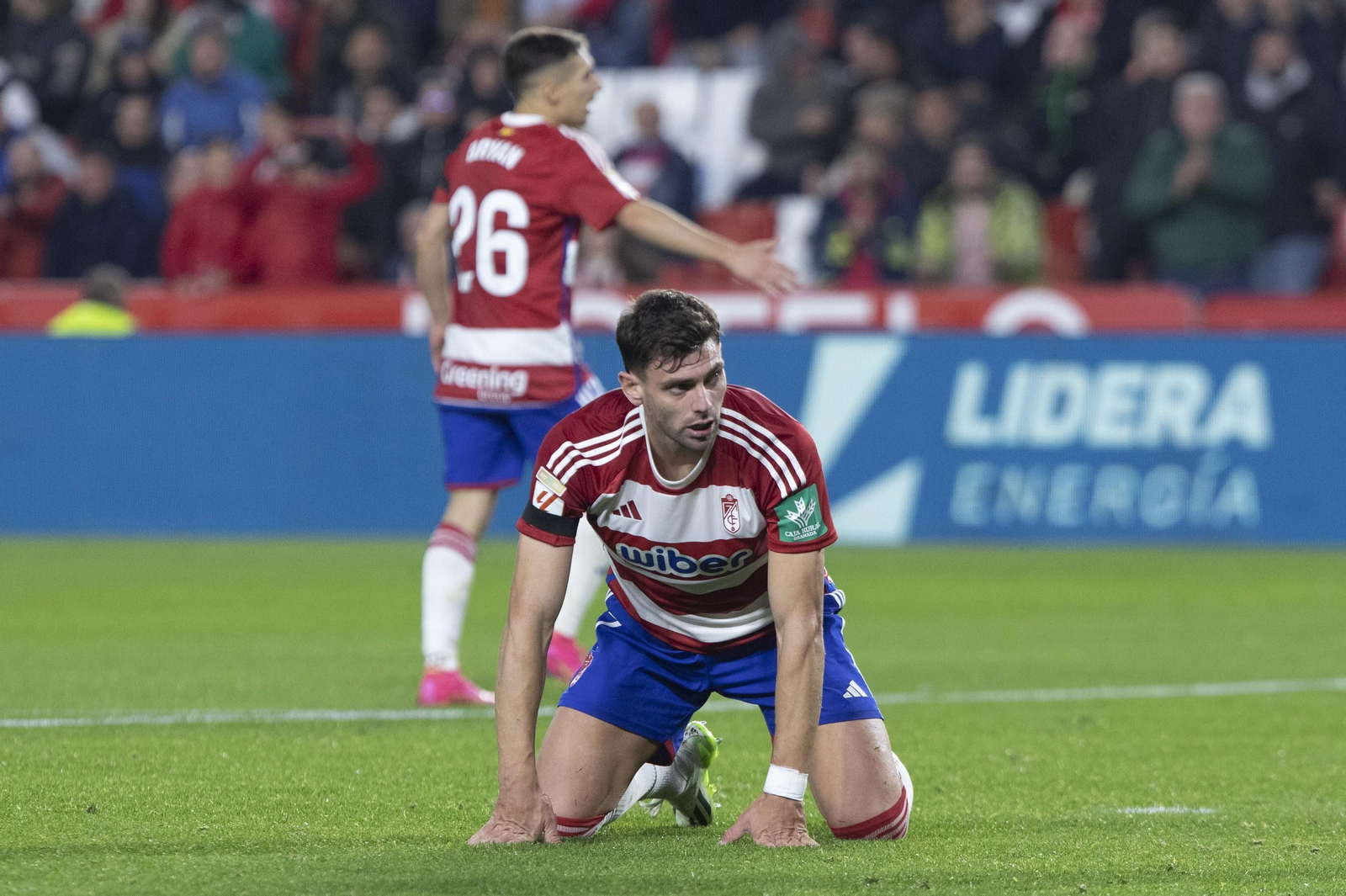 Lucas Boyé, de rodillas sobre el césped de Los Cármenes.