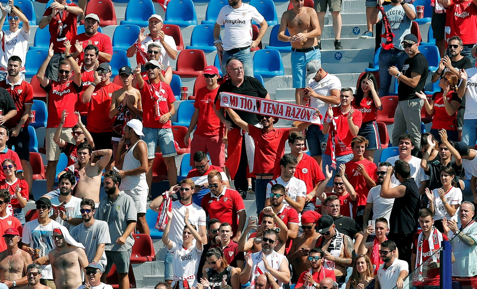 Aficionados en la grada.