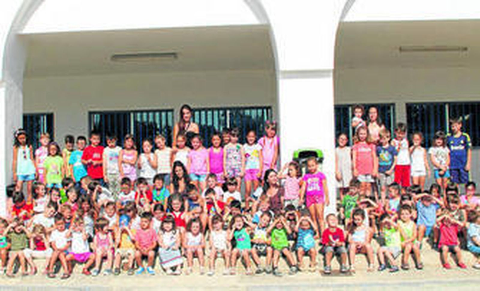 Foto de familia de los niños participantes en esta edición de la Escuela de Verano.