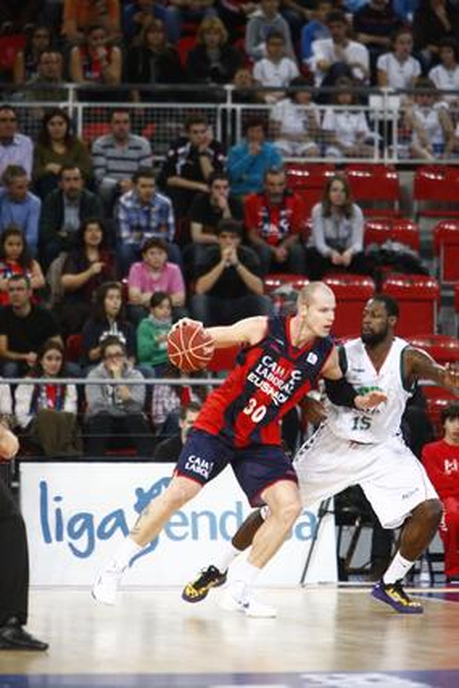 Las imágenes del Caja Laboral-Unicaja

Foto: Josu Izarra