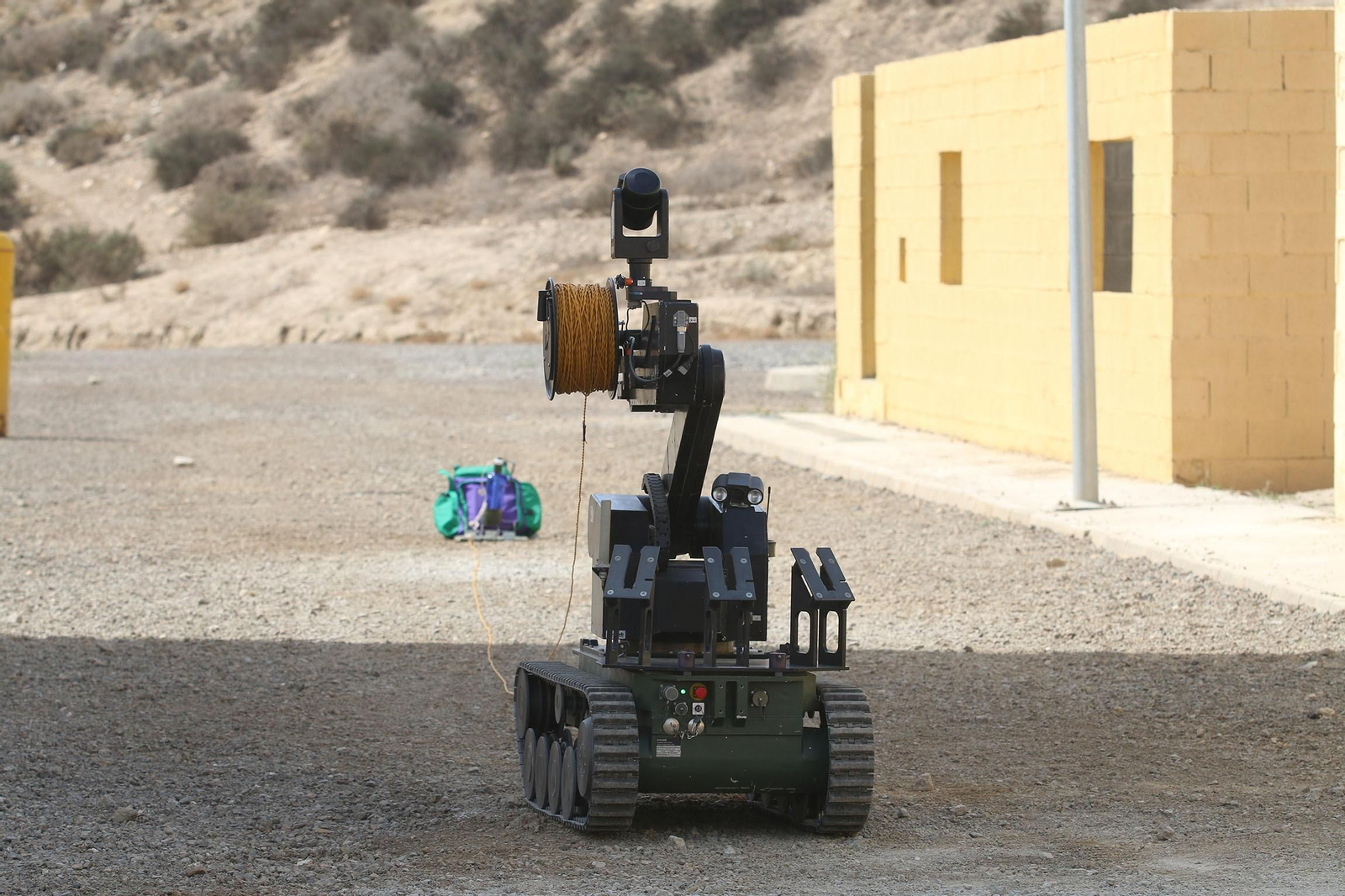 Imágenes de la visita de la ministra de Defensa a la base militar de Viator