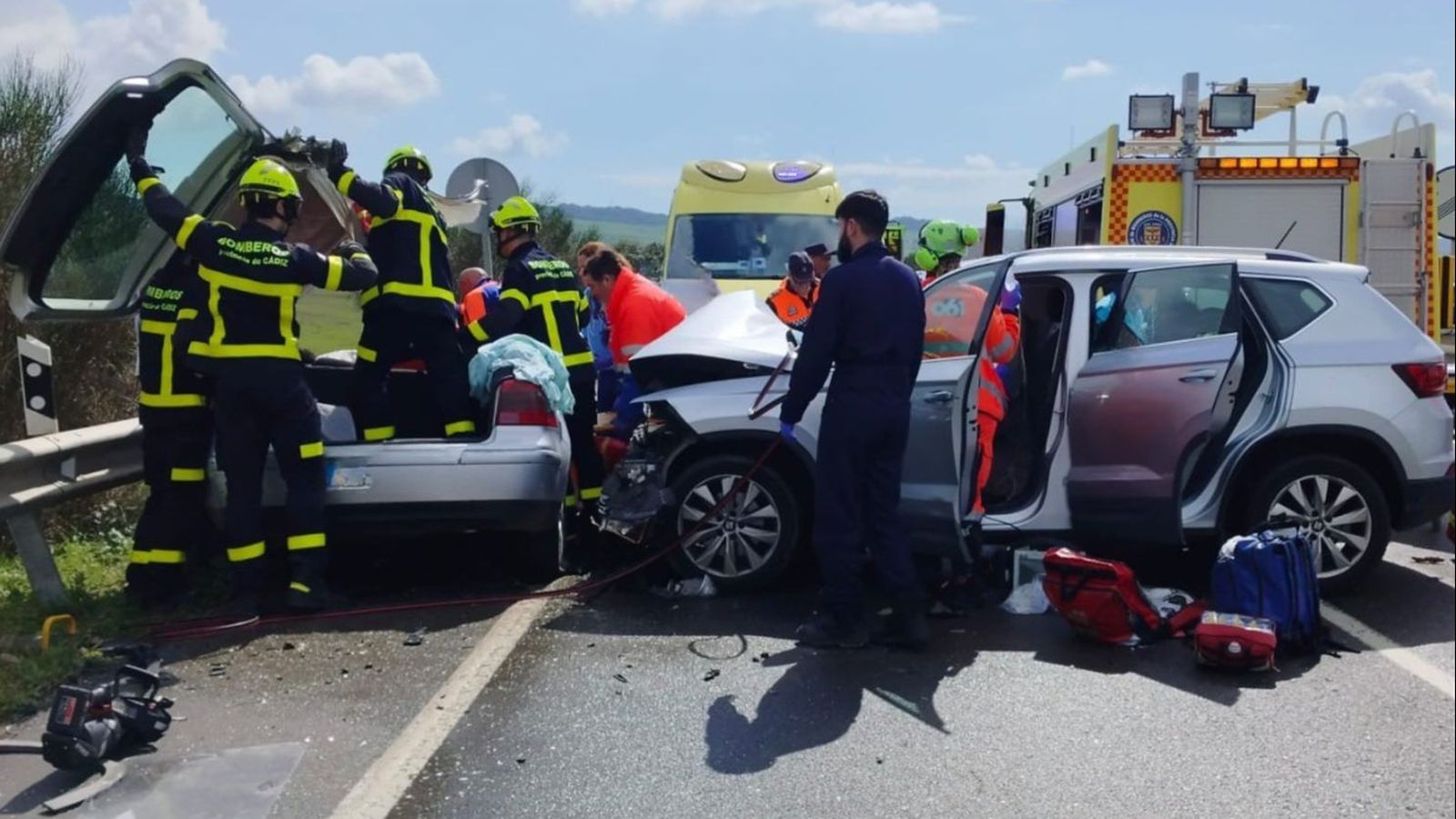 Los bomberos intervienen en los vehículos accidentados.