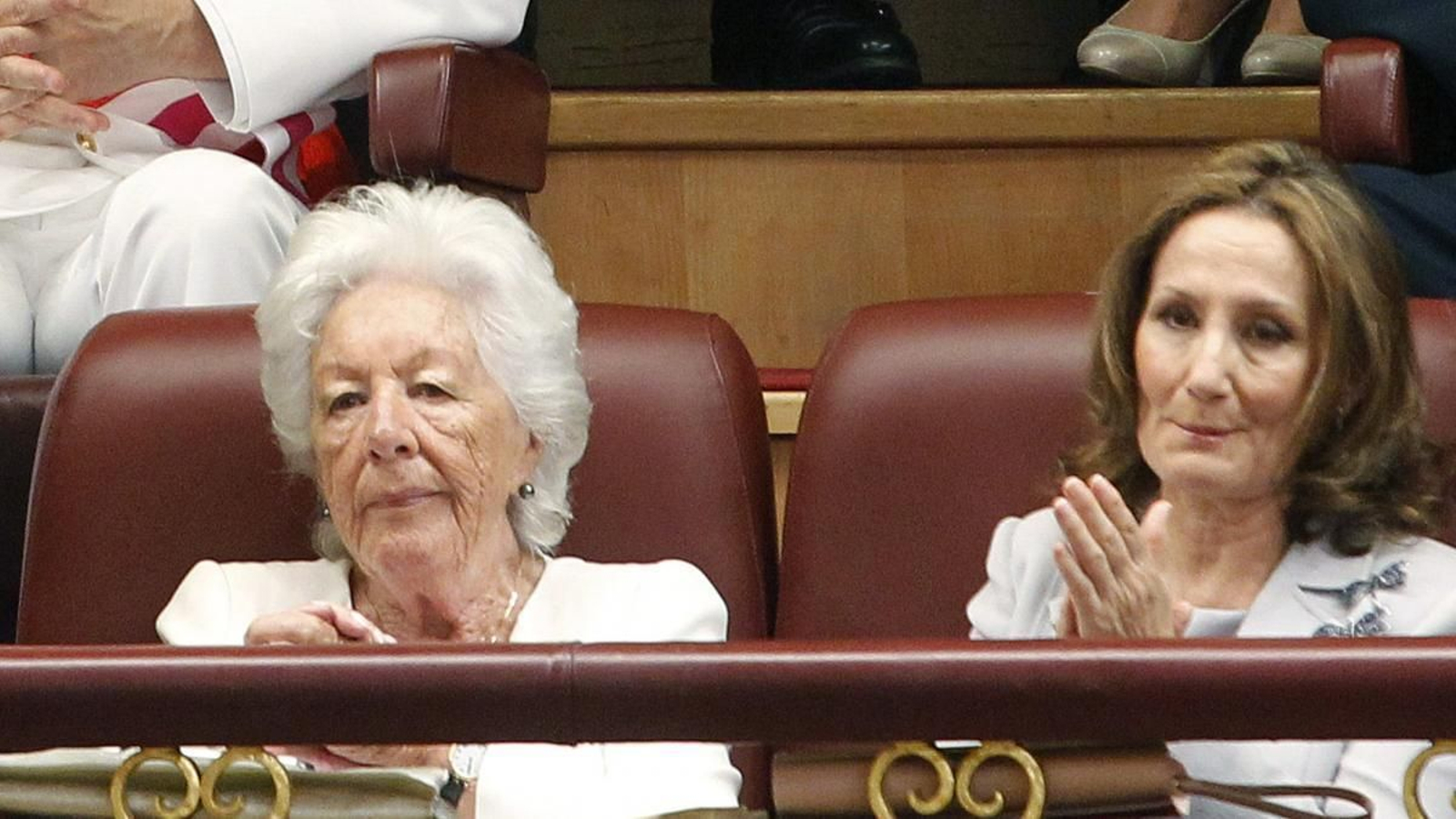 Menchu Álvarez, con su hija Paloma Rocasolano, madre de doña Letizia, en la coronación de Felipe VI