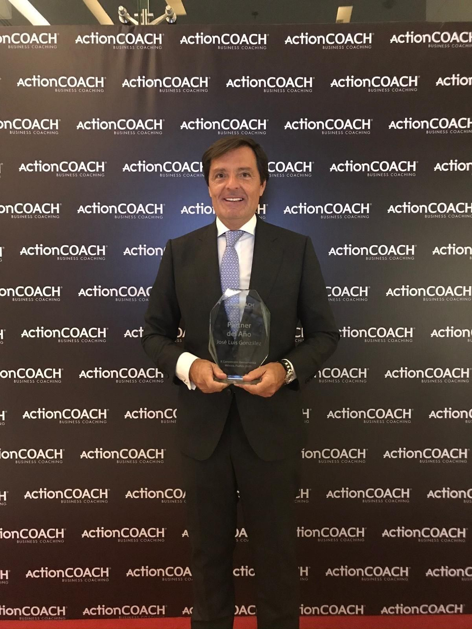 José Luis González, tras ser premiado por Action Coach.